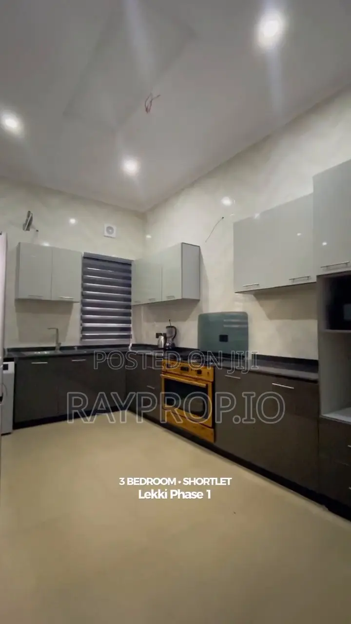 19483etk - 3 Bedroom Shortlet in Lekki Phase 1