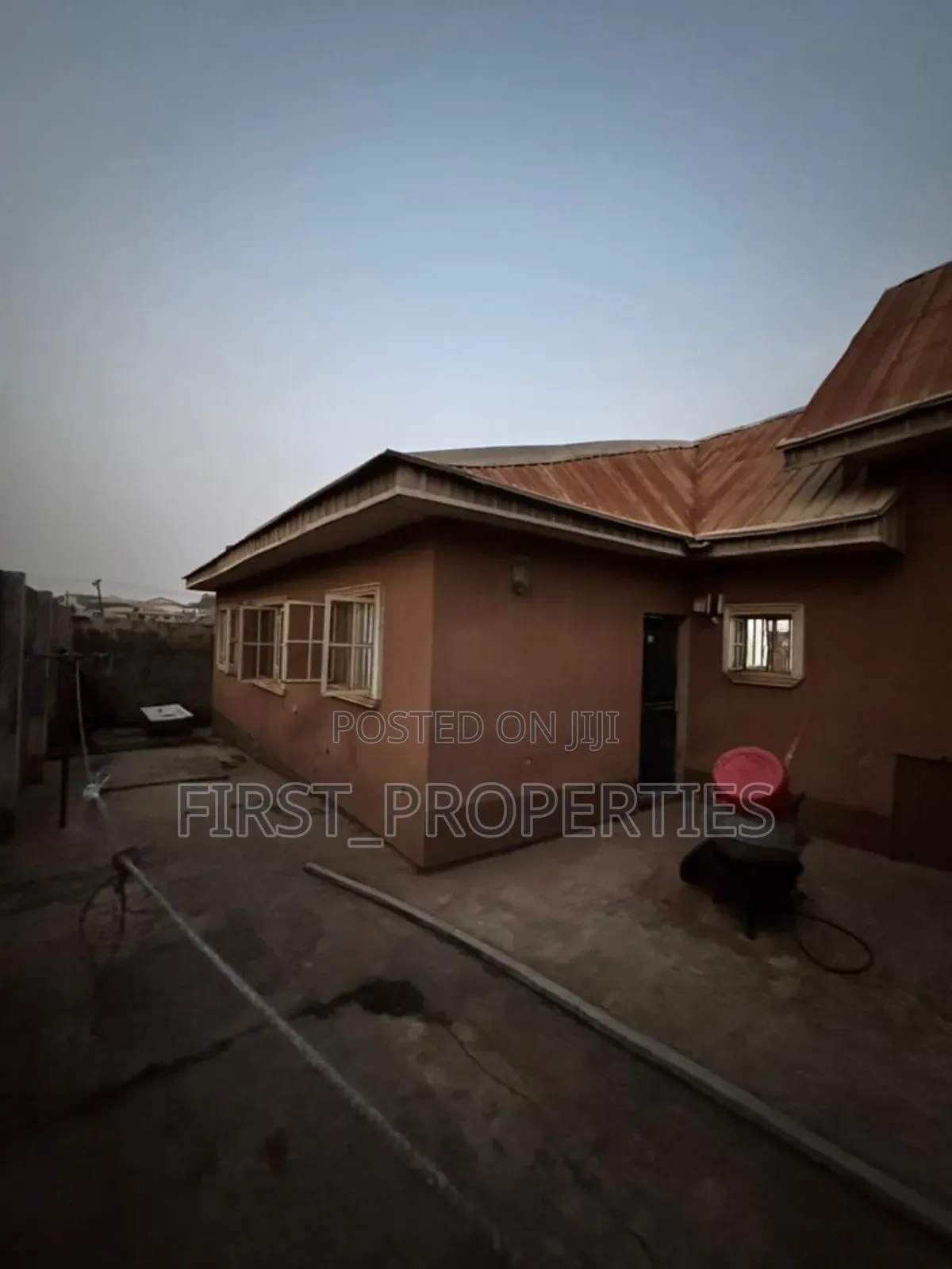 6bdrm Bungalow in Omolayo Estate Akobo for sale