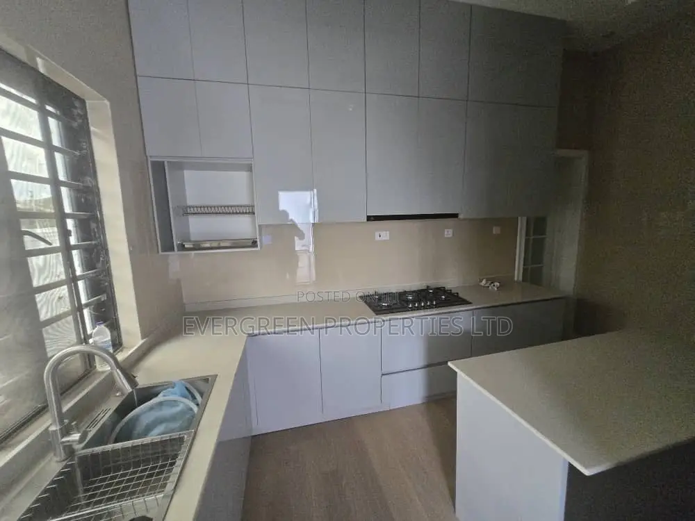 5bdrm Bungalow in Akala Estate, Akobo for sale