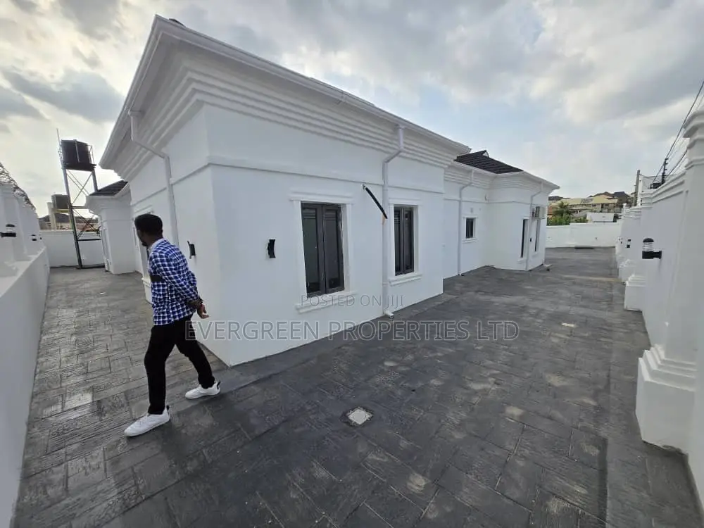 5bdrm Bungalow in Akala Estate, Akobo for sale