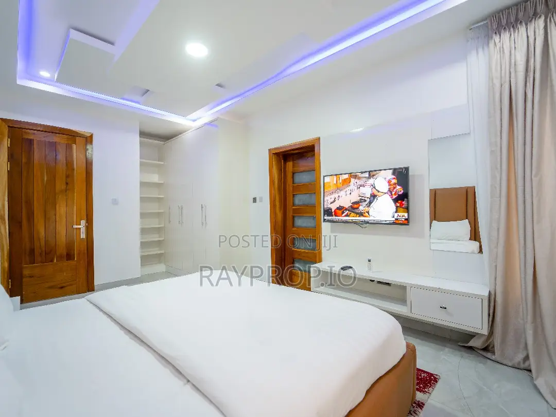 Jd - 5 Bedroom Shortlet in Lekki Phase
