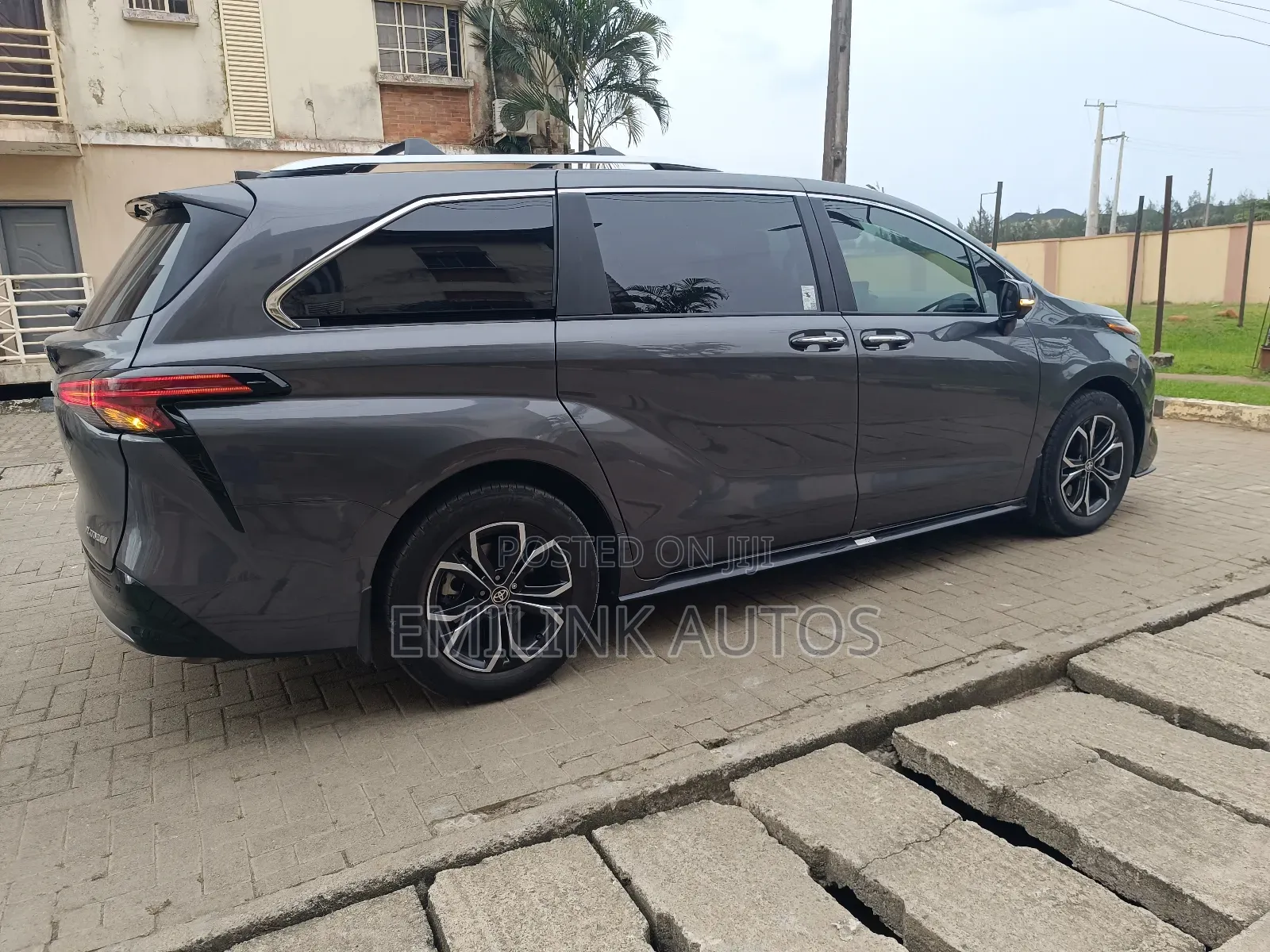 Toyota Sienna Platinum 7-Passenger AWD 2025 Gray
