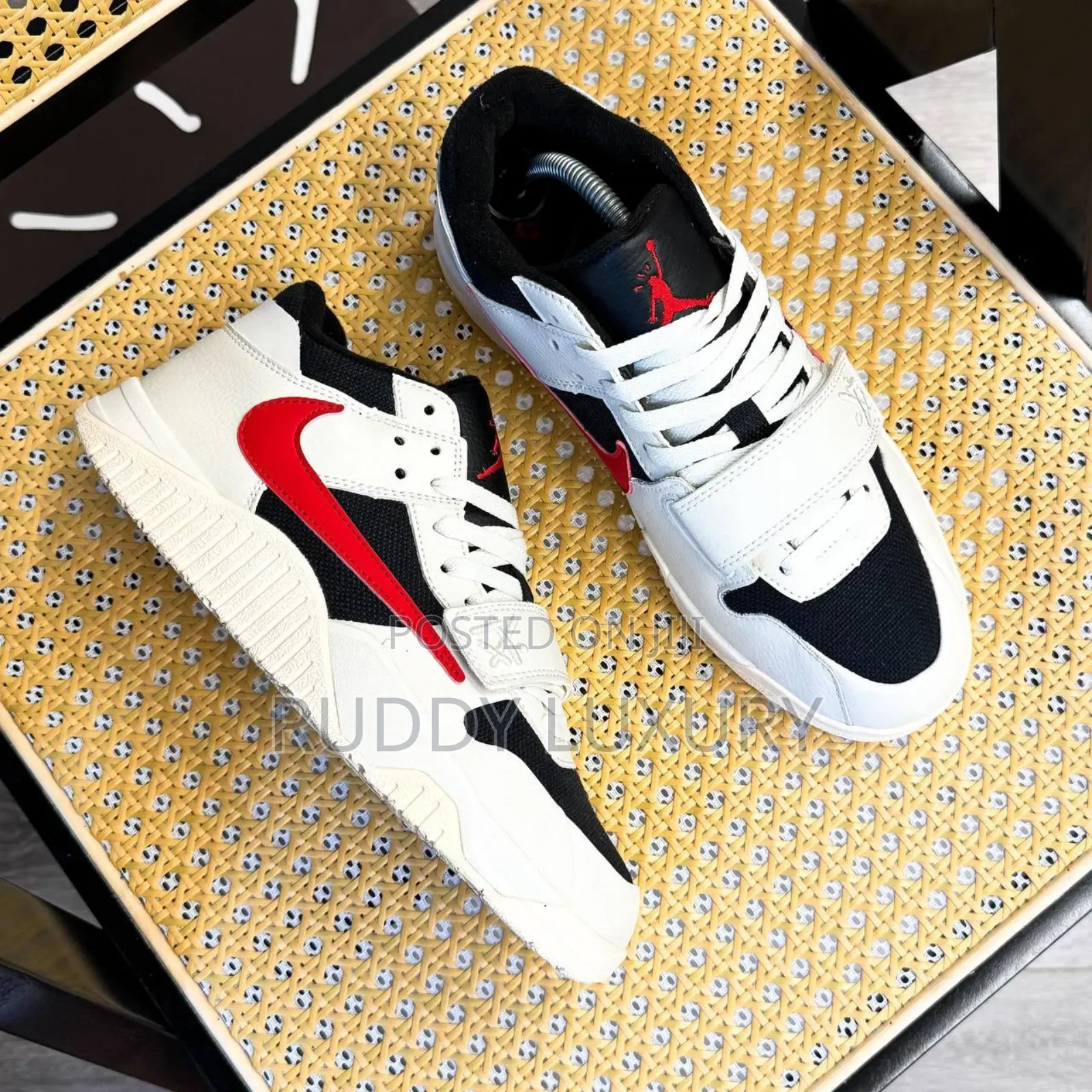 Classic Sport Runner White/Black Red