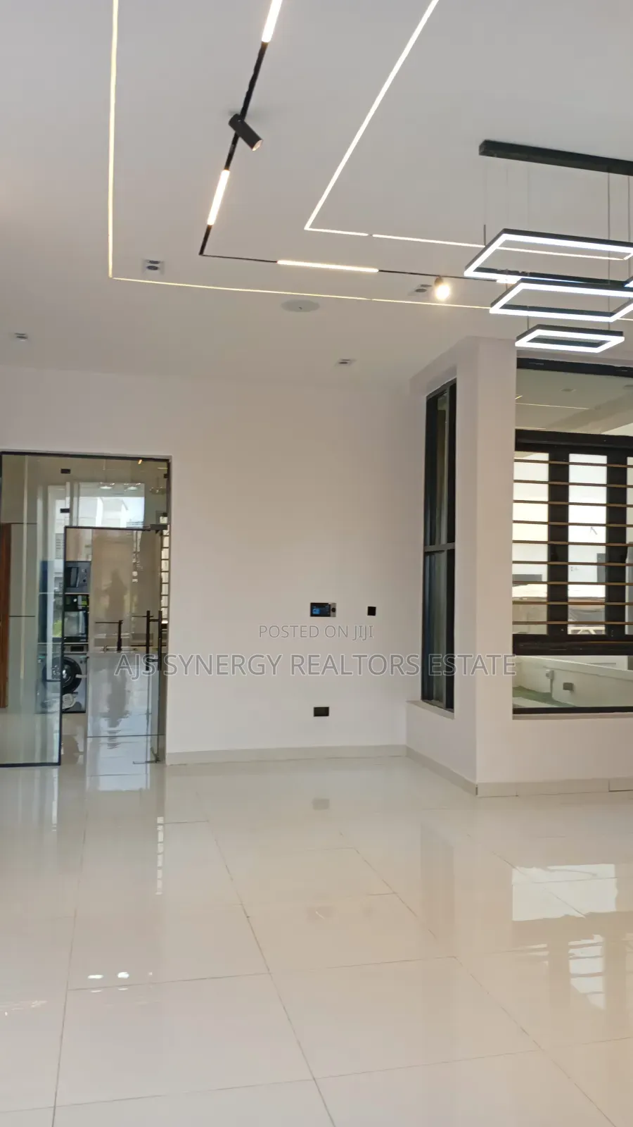 5bdrm Duplex in Chevron for sale
