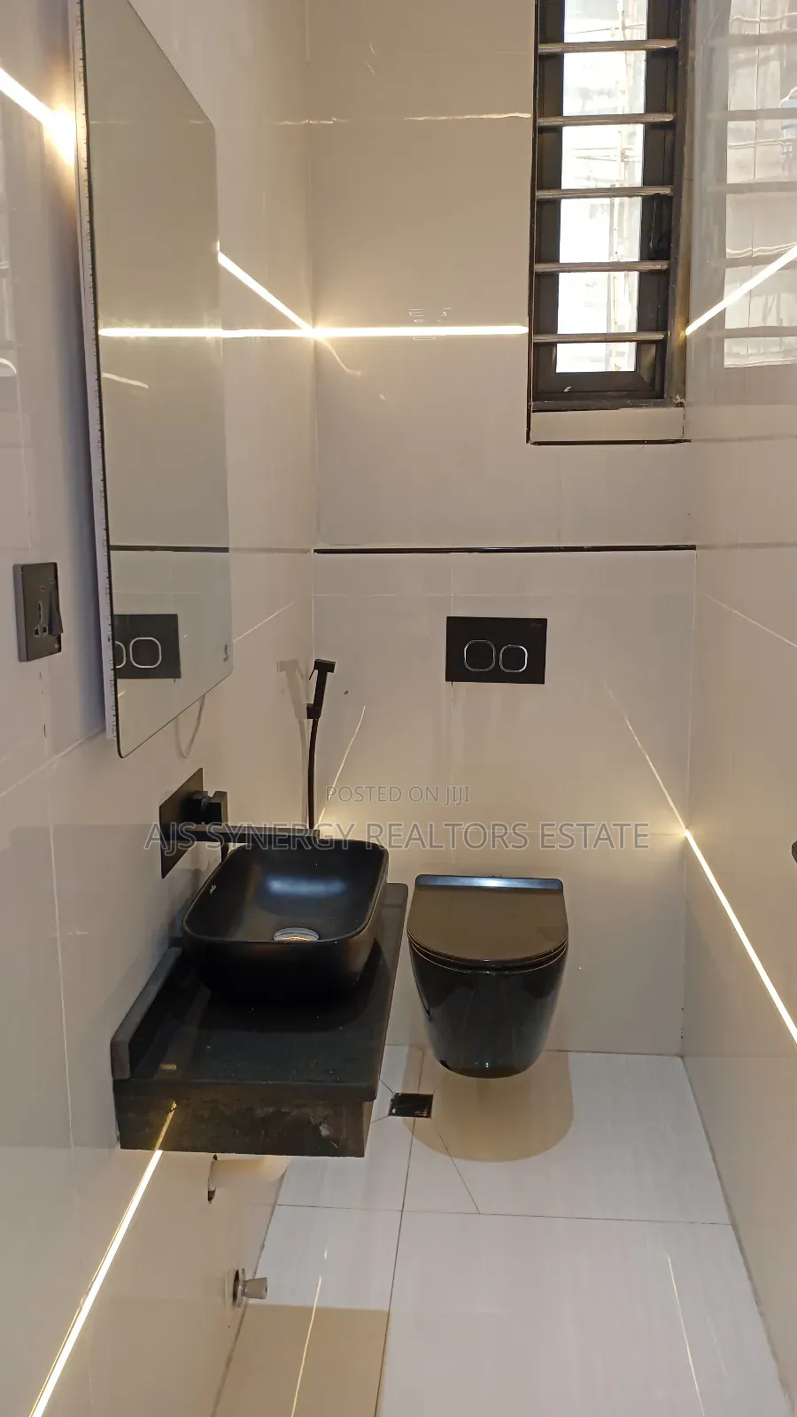 5bdrm Duplex in Chevron for sale