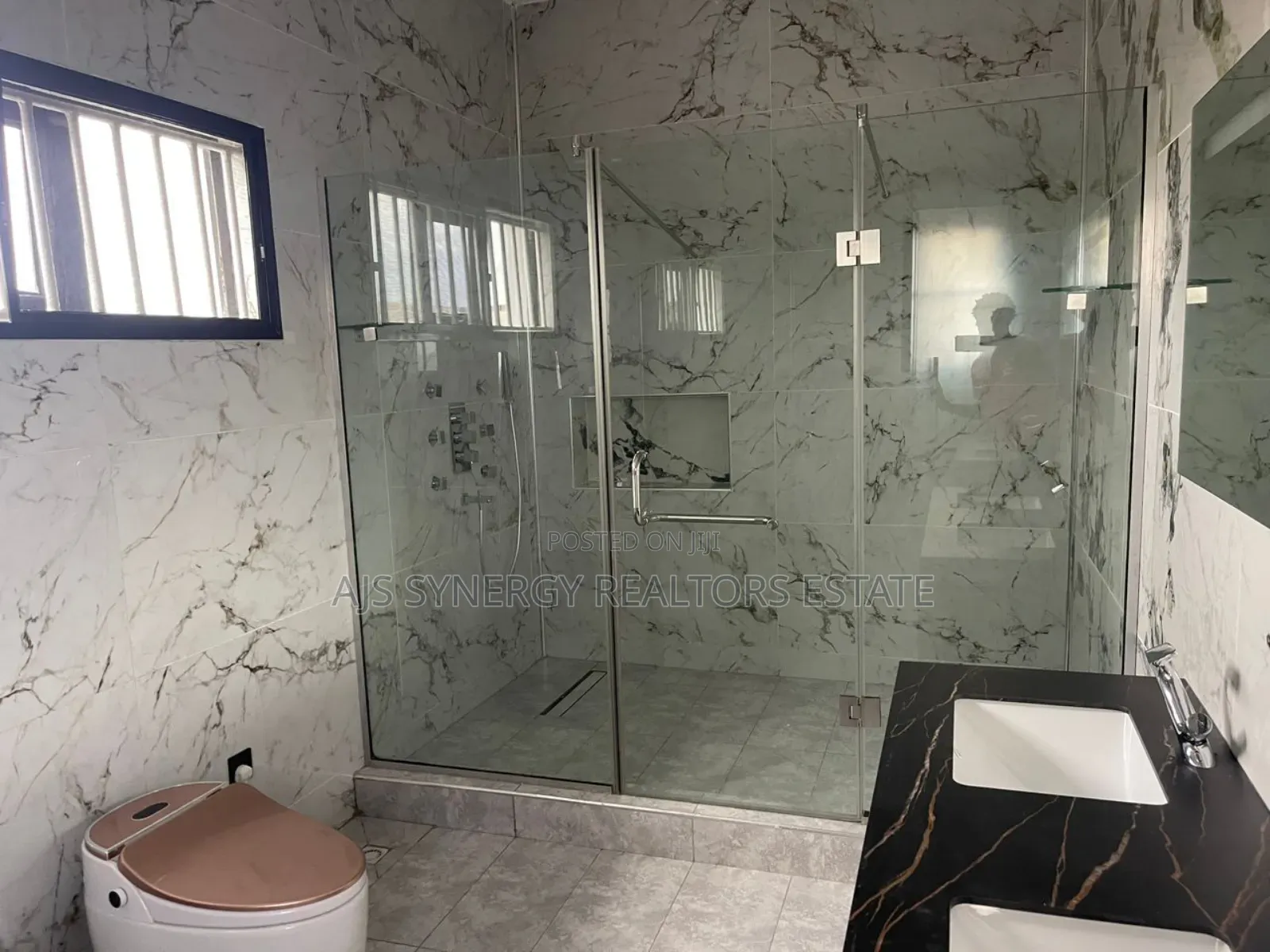 6bdrm House in Lekki Phase 1 for sale