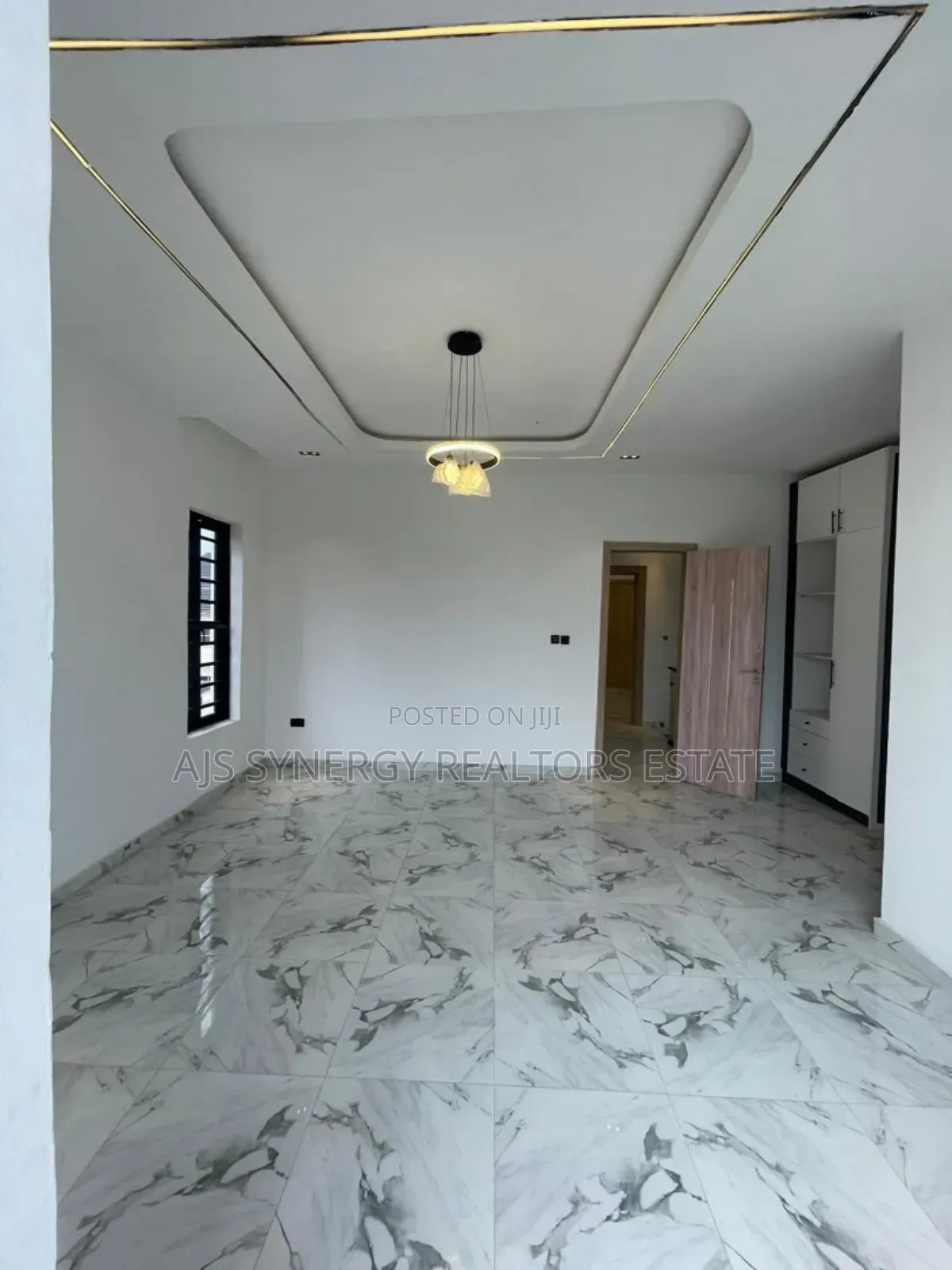 4bdrm Duplex in Chevron for sale