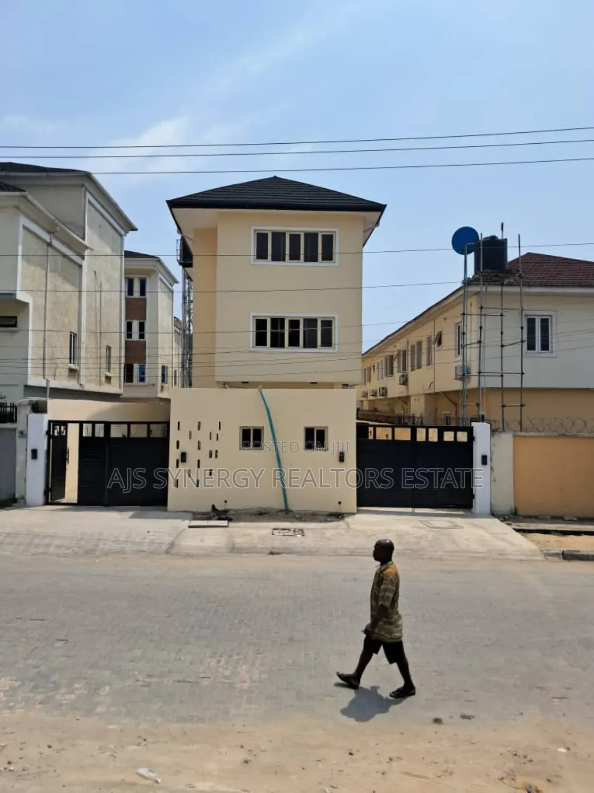 5bdrm Duplex in Chevron for sale