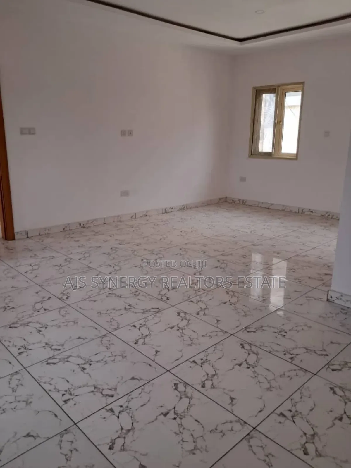 5bdrm Duplex in Chevron for sale