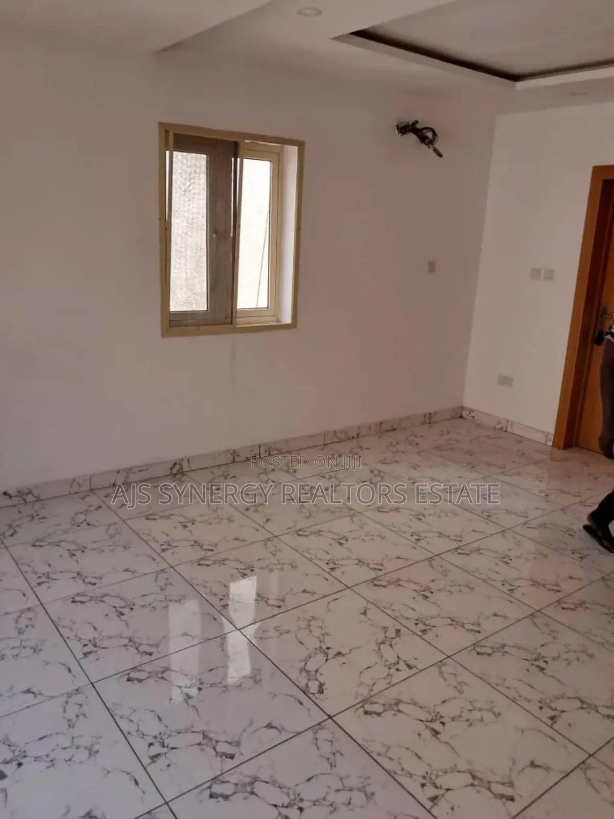5bdrm Duplex in Chevron for sale