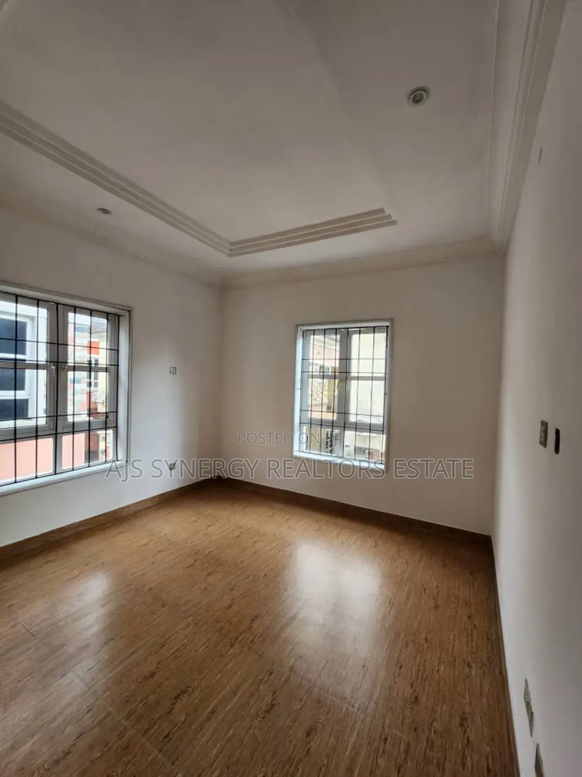 5bdrm Duplex in Chevron for sale