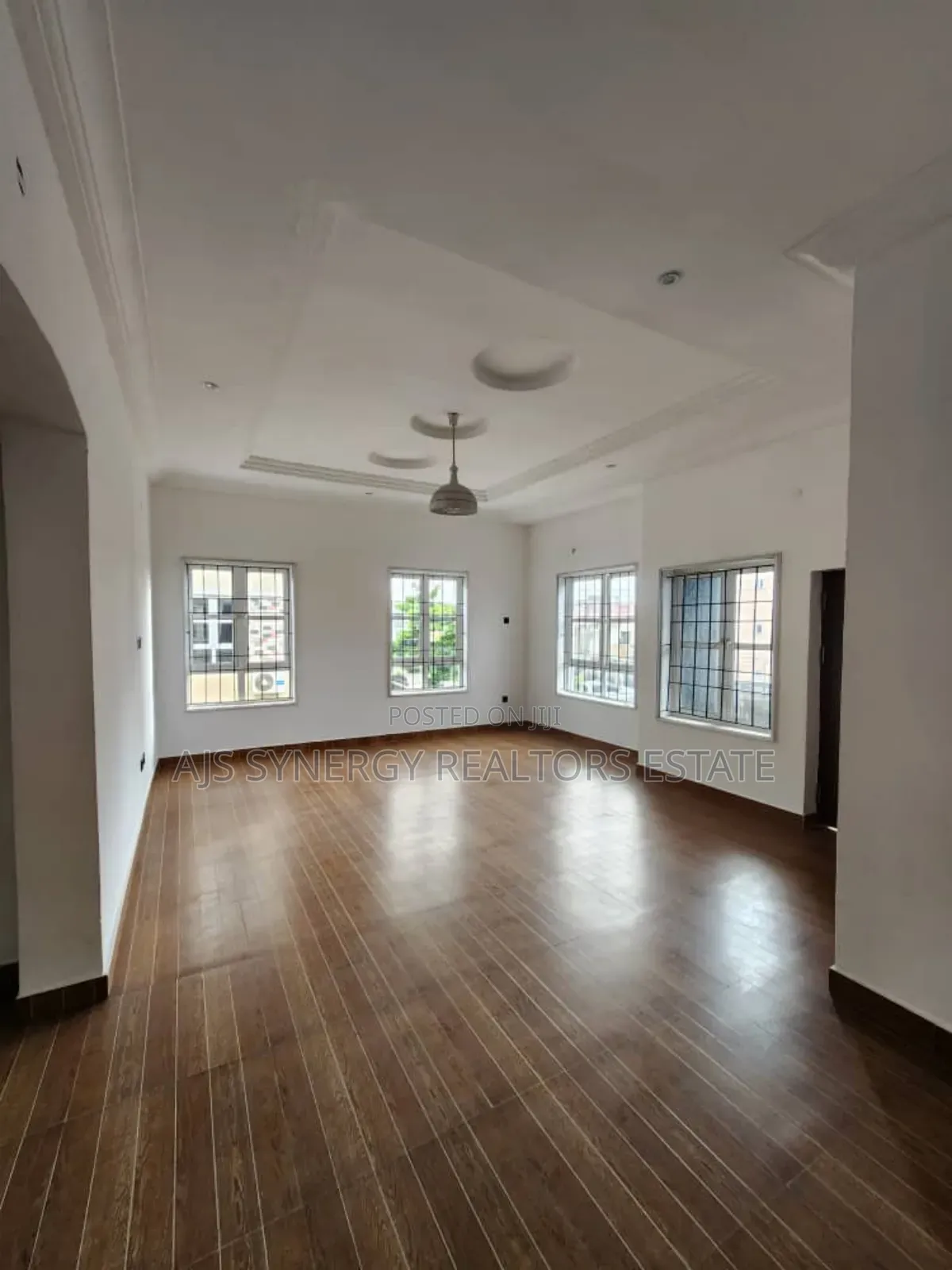5bdrm Duplex in Chevron for sale