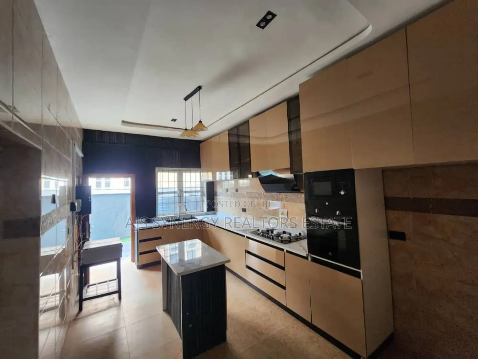 5bdrm Duplex in Chevron for sale
