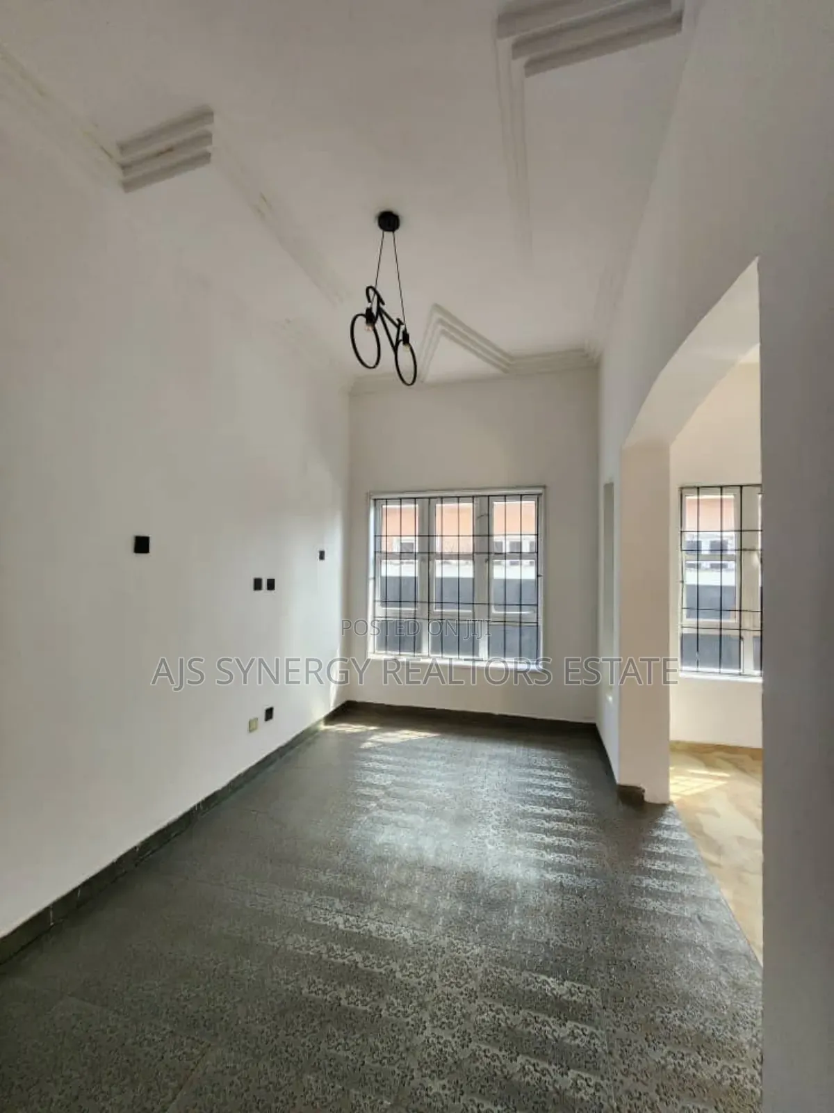 5bdrm Duplex in Chevron for sale