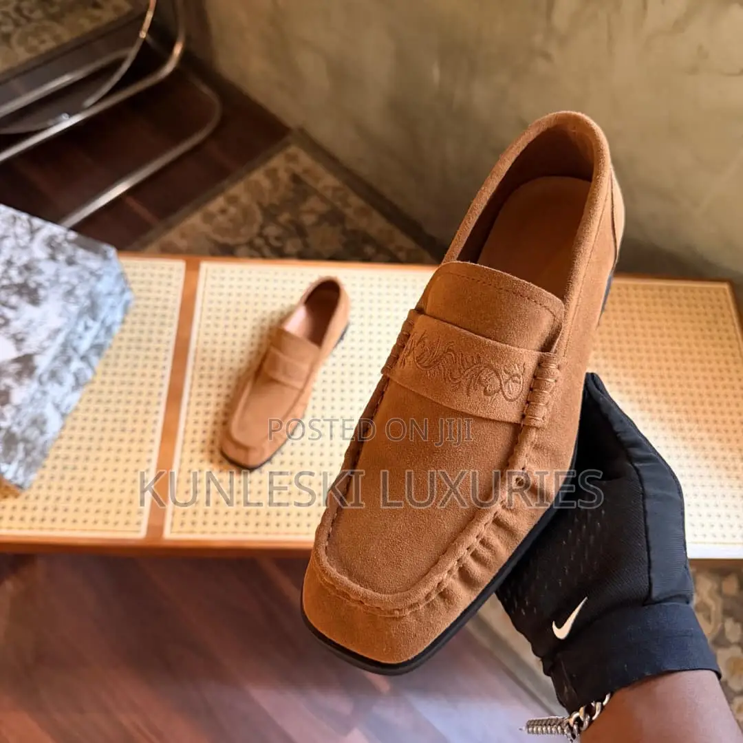 The Japanese Embroidery Logo Plaque Suede Brown Mens Shoes