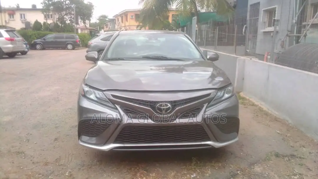 Toyota Camry SE (2.5L 4cyl 8A) 2019 Gray