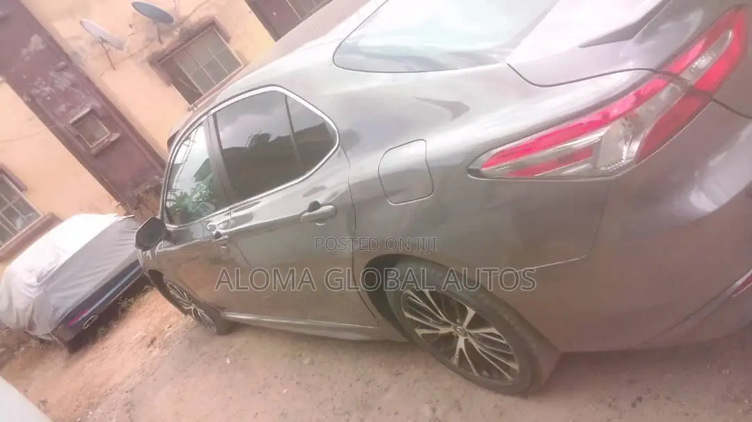 Toyota Camry SE (2.5L 4cyl 8A) 2019 Gray