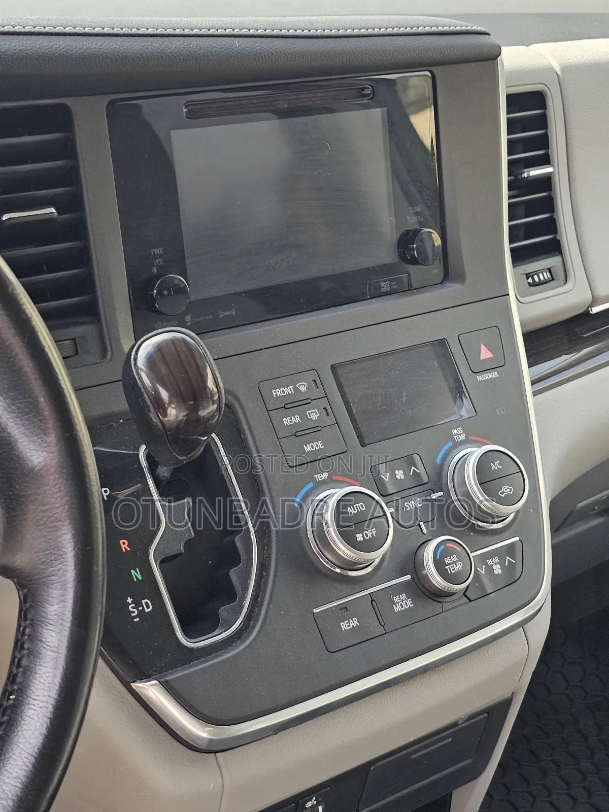 Toyota Sienna XLE 8 Passenger (3.5L 6cyl 6A) 2016 Silver