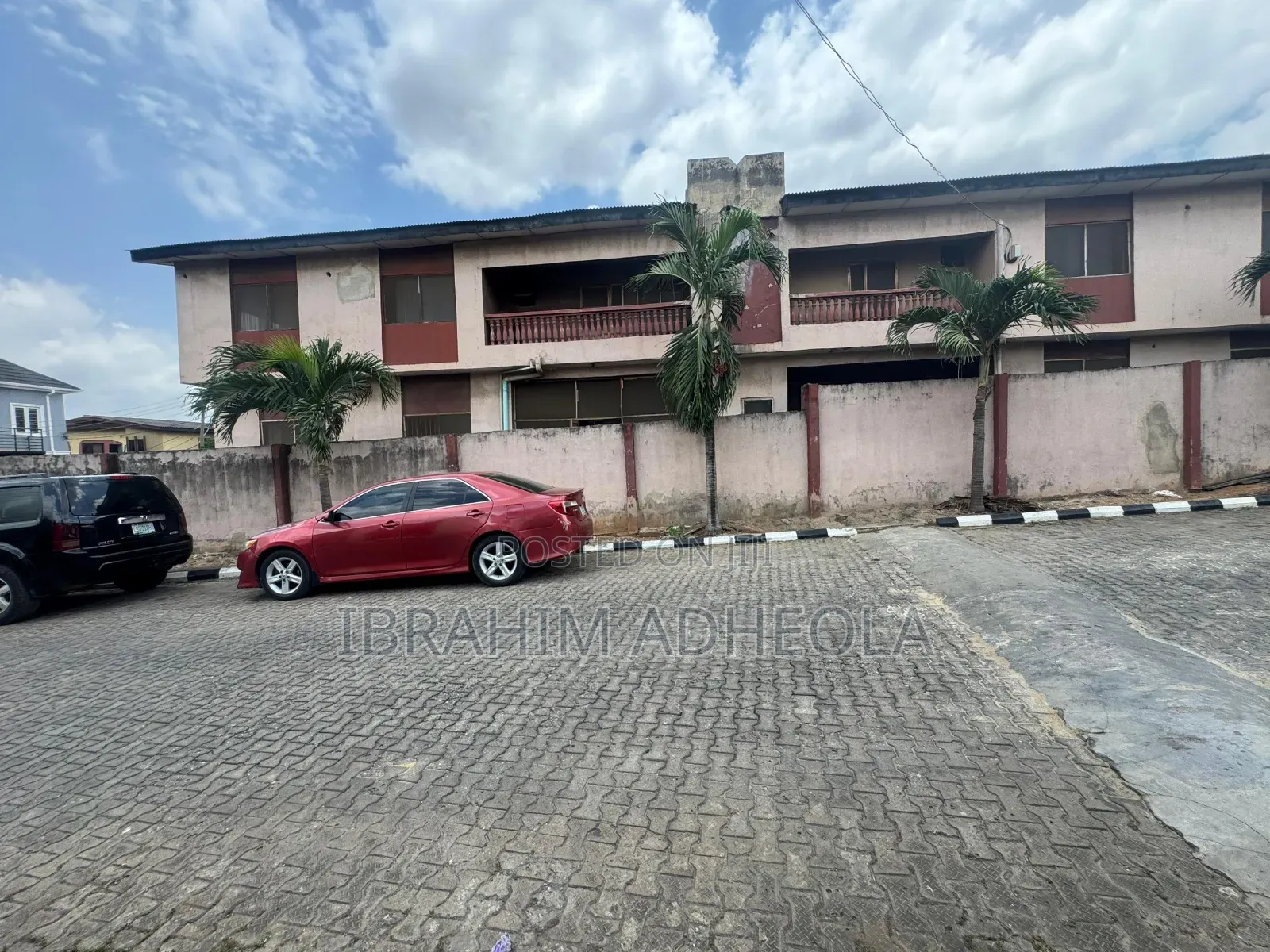A Corner Peice Land Measuring 689sqm With a 4unit of 3bedroom