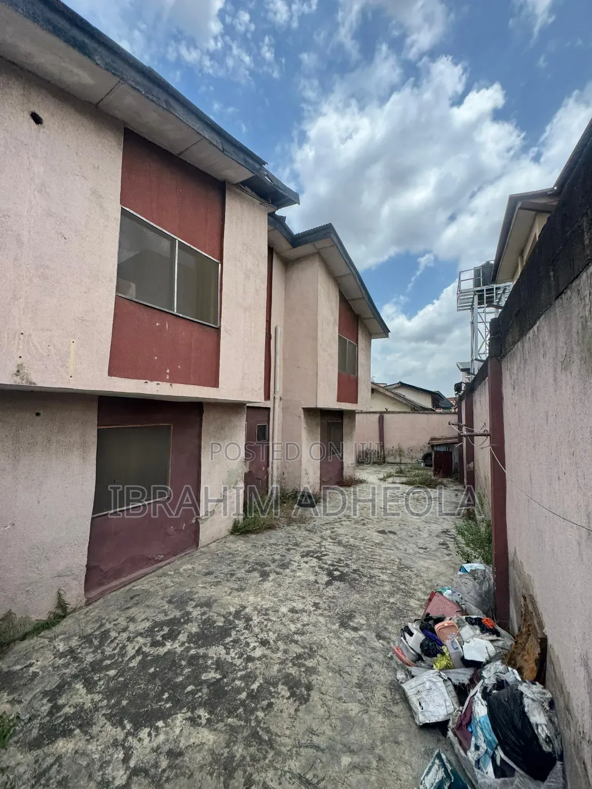 A Corner Peice Land Measuring 689sqm With a 4unit of 3bedroom