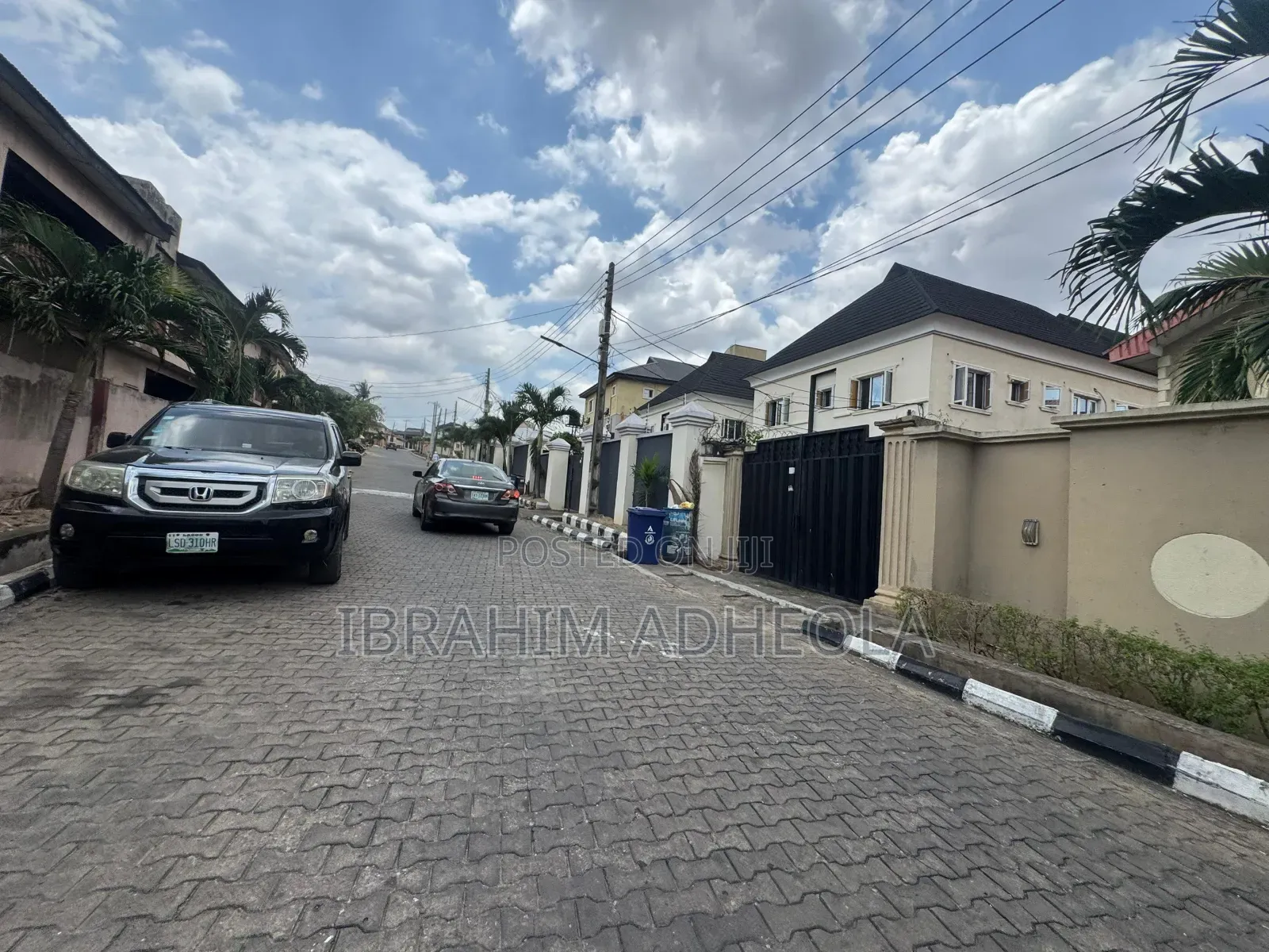 A Corner Peice Land Measuring 689sqm With a 4unit of 3bedroom