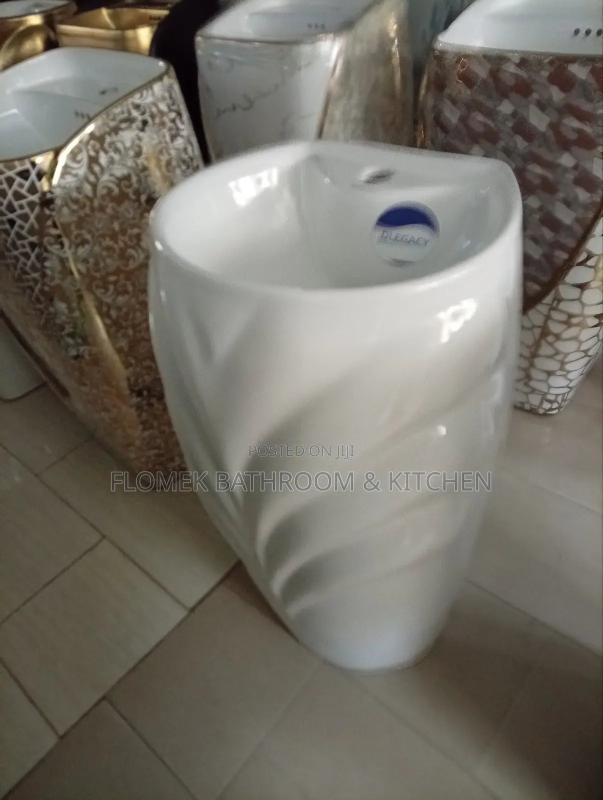 Luxury Pedestal Wash Hand Basin – Modern Twisted Design