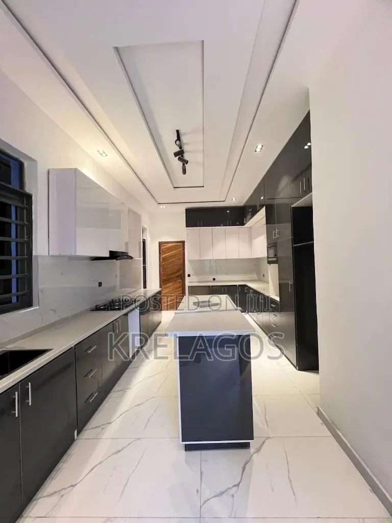 5bdrm Duplex in Chevron for sale