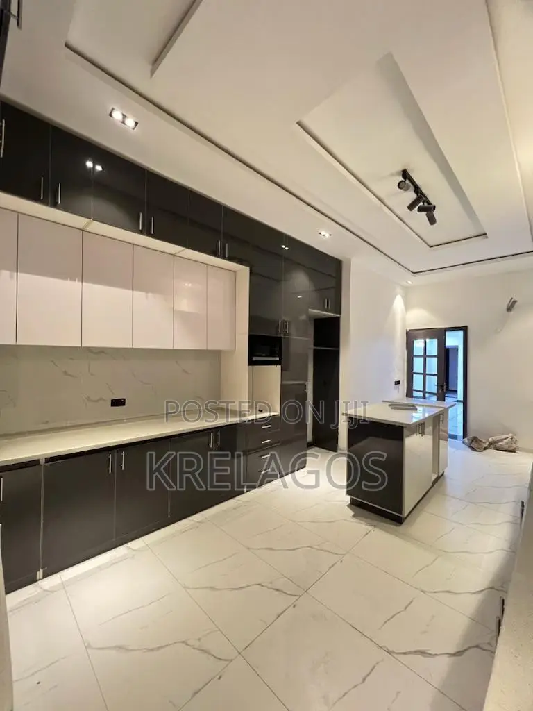 5bdrm Duplex in Chevron for sale