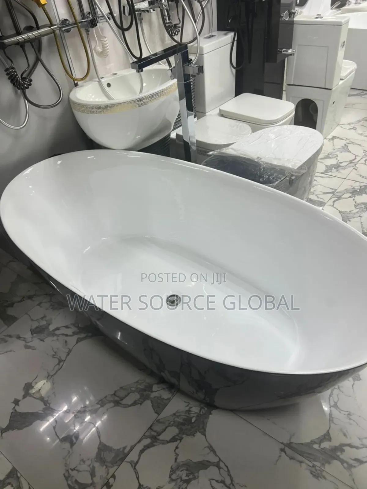 Black and White Luxury Bathub
