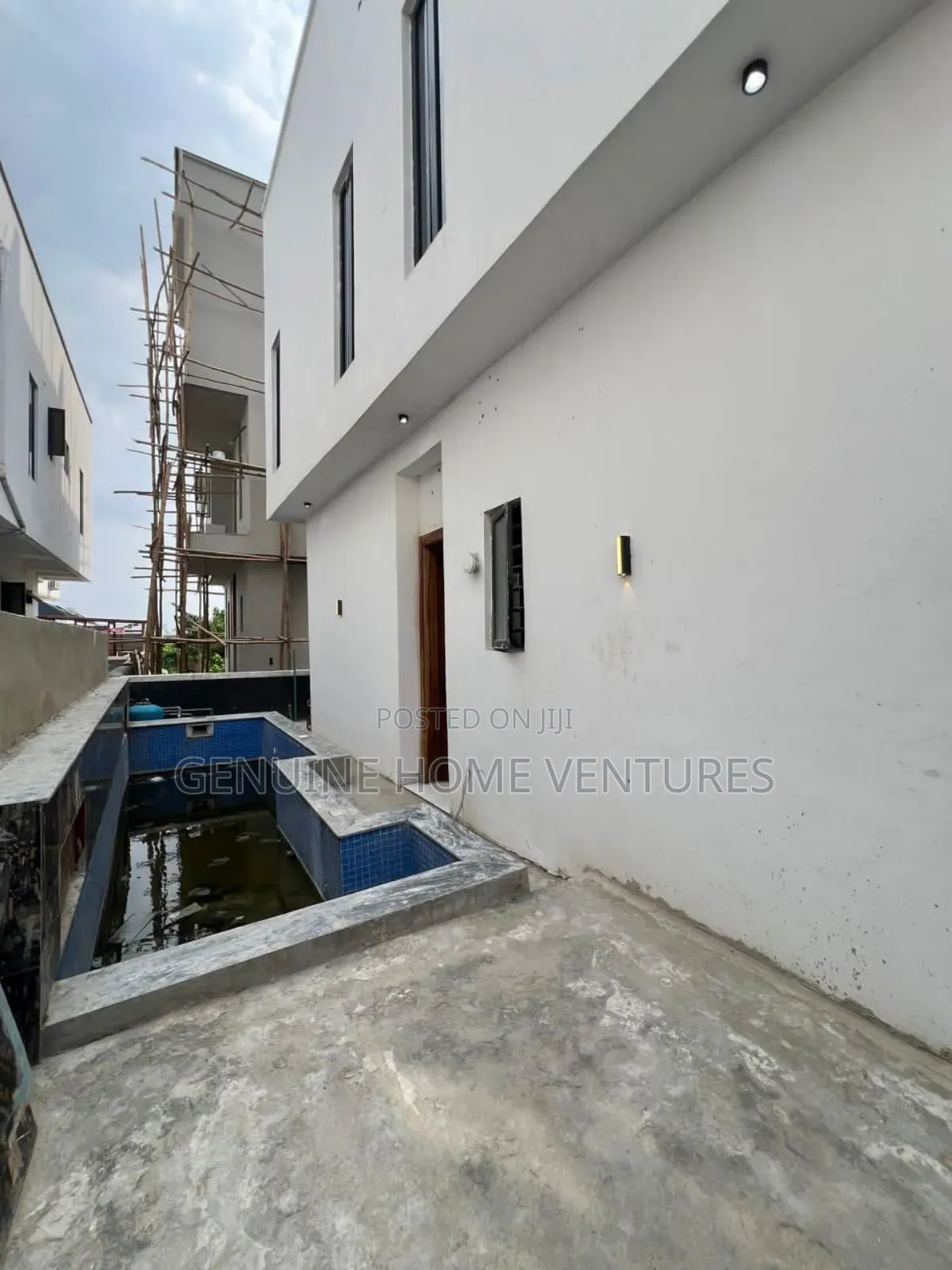 5bdrm Duplex in Ikota for sale