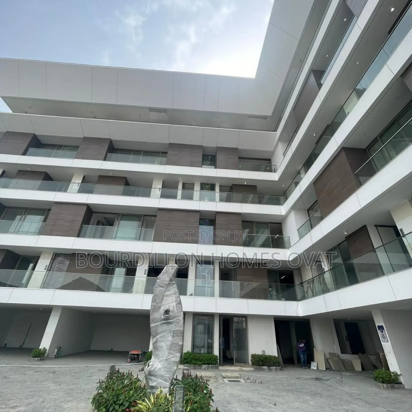 3bdrm Apartment in Lekki Phase 1 for sale