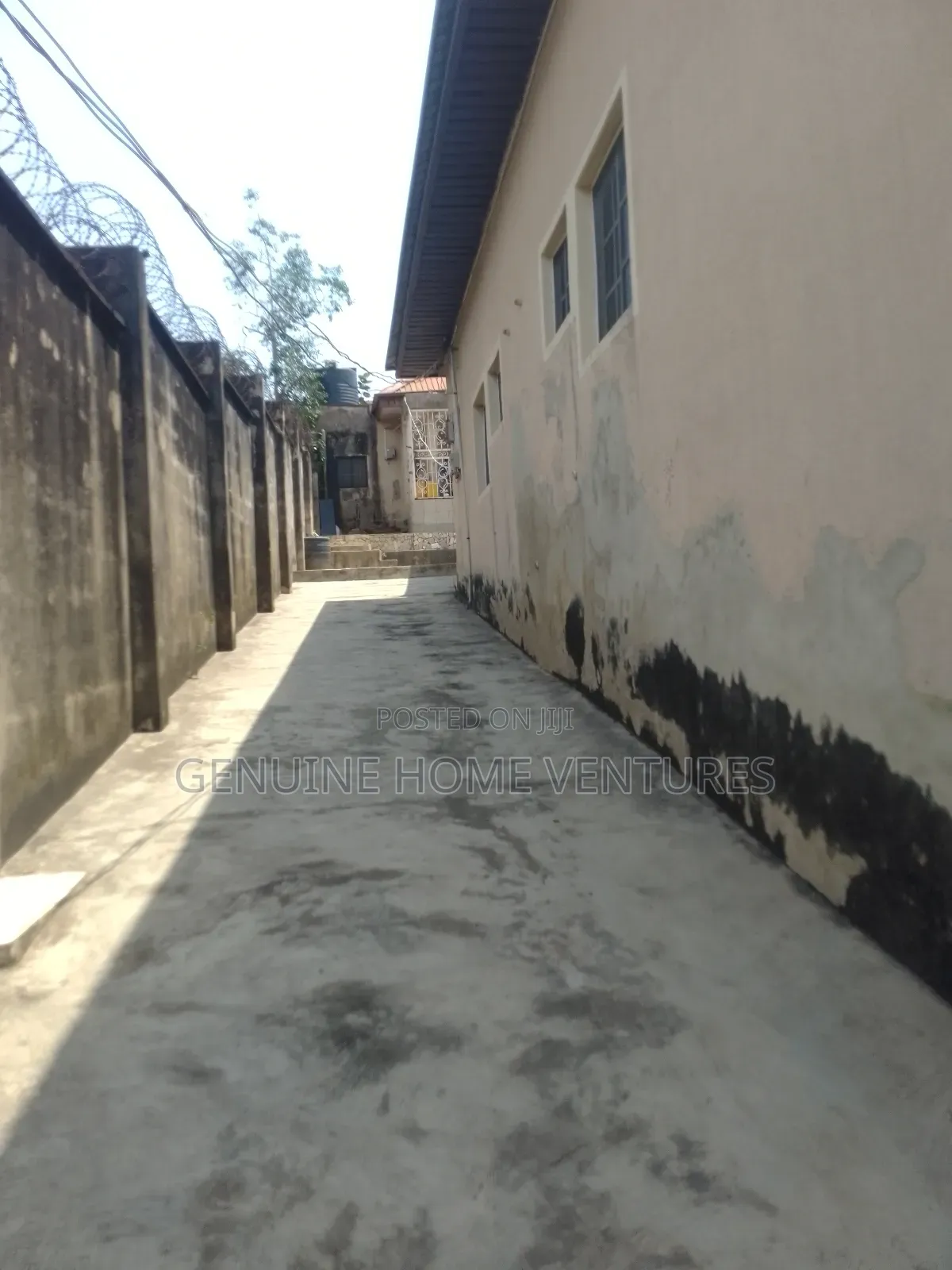 7bdrm Bungalow in Agric for sale