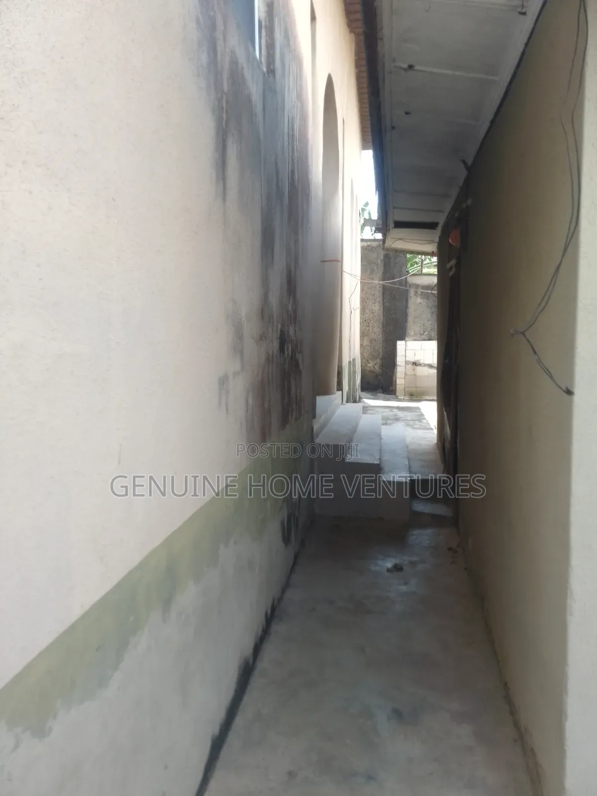 7bdrm Bungalow in Agric for sale