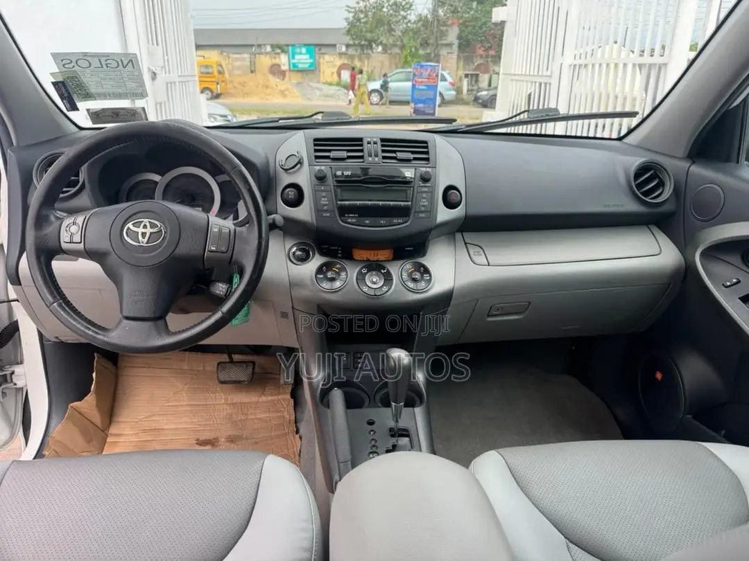 Toyota RAV4 2010 White