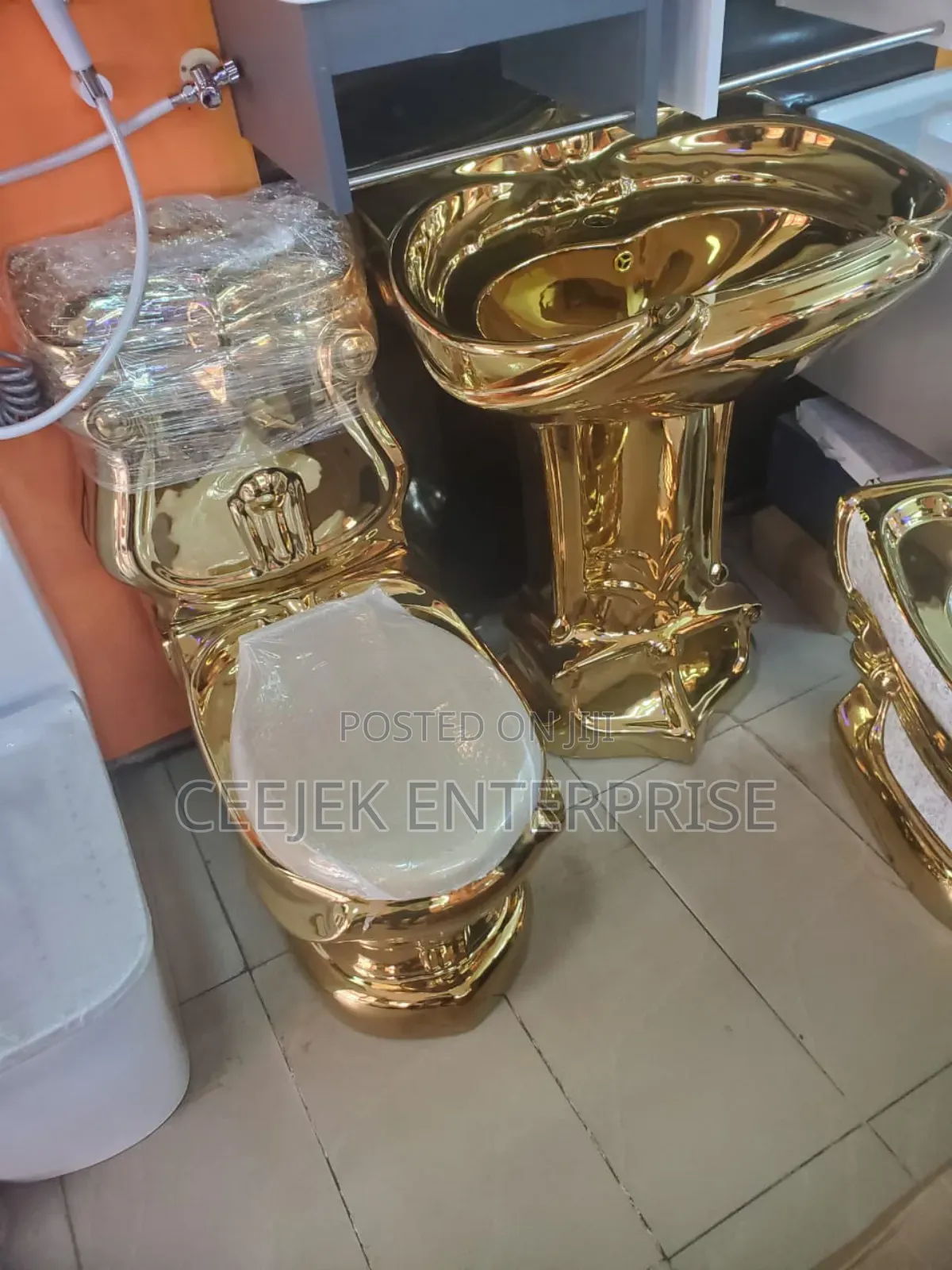 Executive Gold Shower Closet
