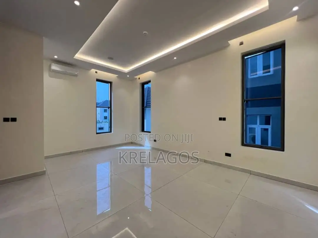 5bdrm Duplex in Banana Island for sale