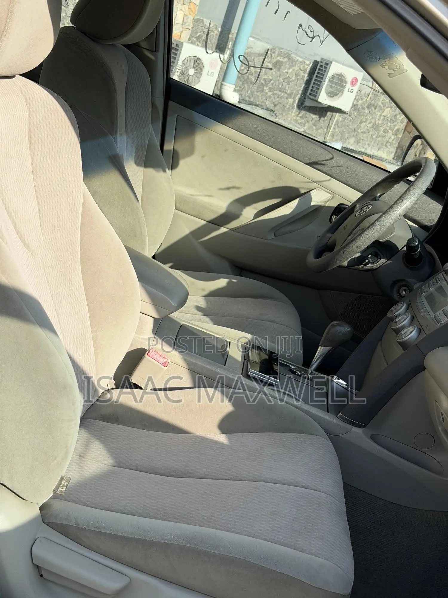 Toyota Camry LE 4dr Sedan (2.5L 4cyl 6A) 2011 Gold