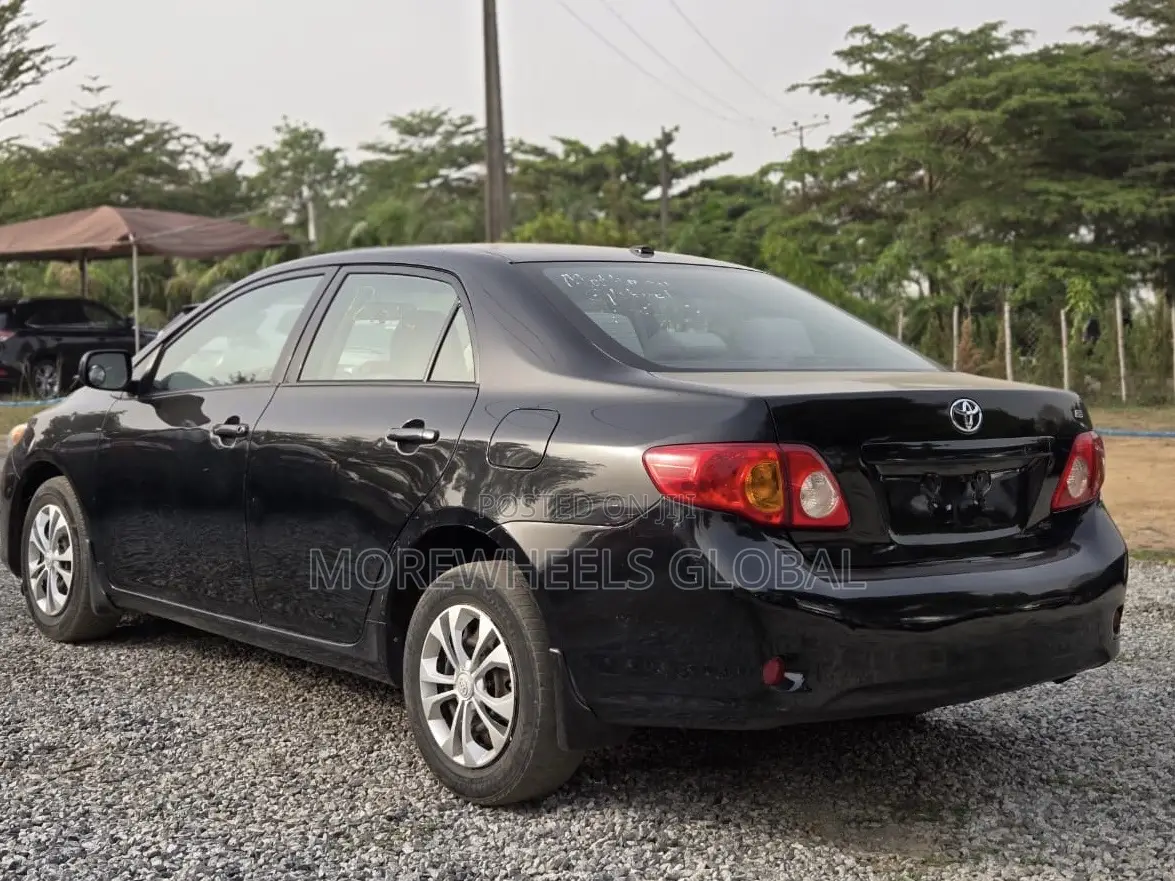 Toyota Corolla LE 4dr Sedan (1.8L 4cyl 4A) 2010 Gold