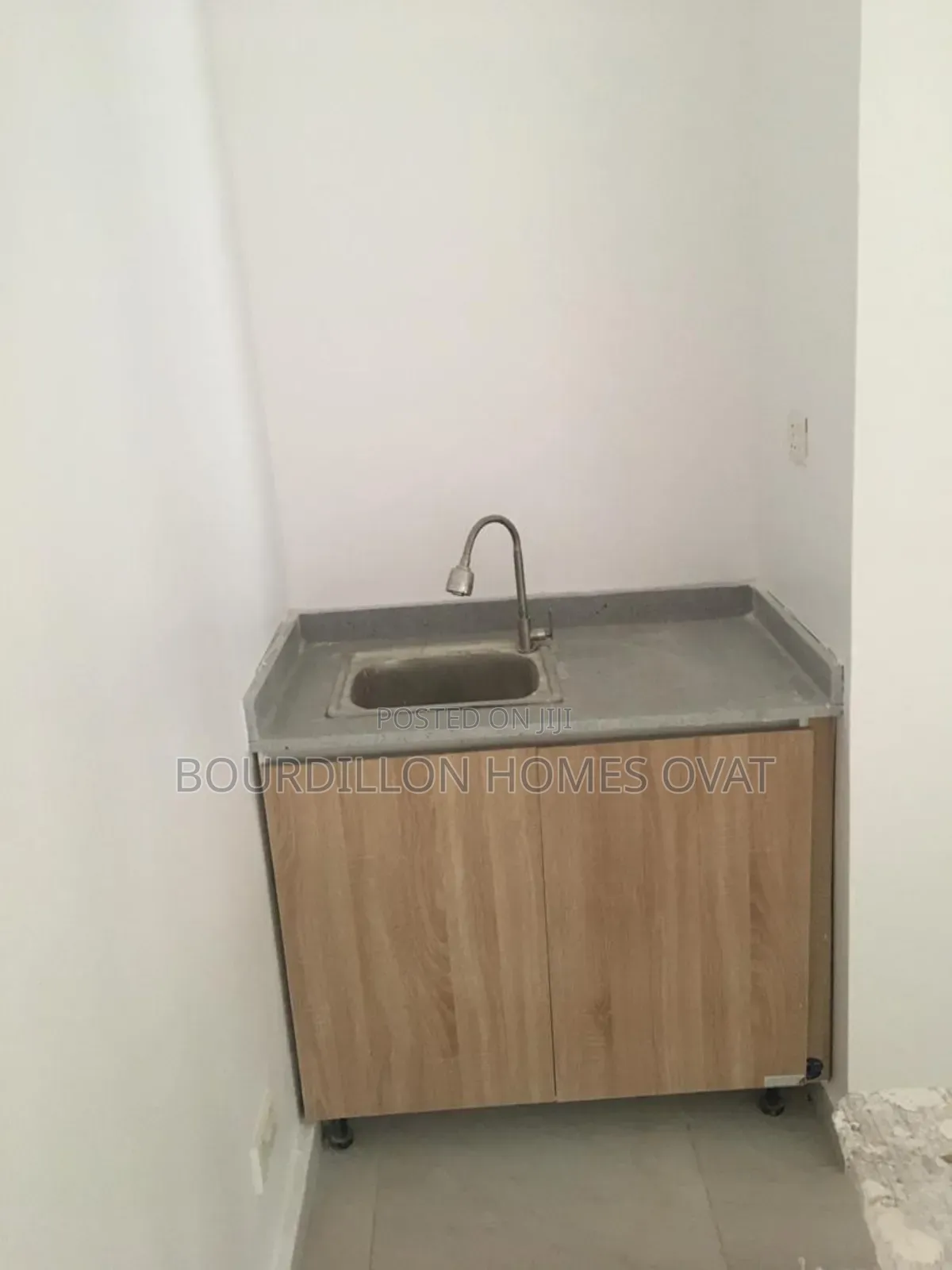 4bdrm Duplex in Harris Drive By Vgc for rent