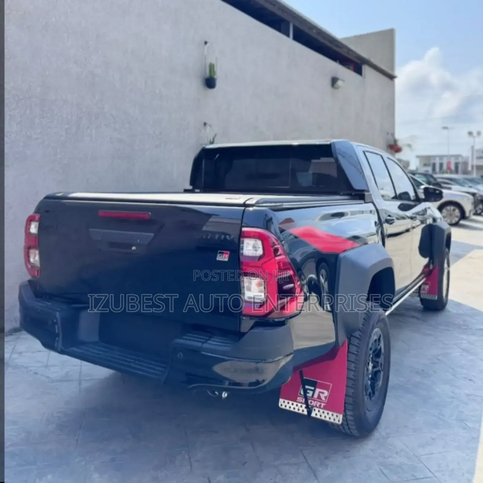 Automatic Roller Boot Cover and TRD Spoiler Hilux 2025