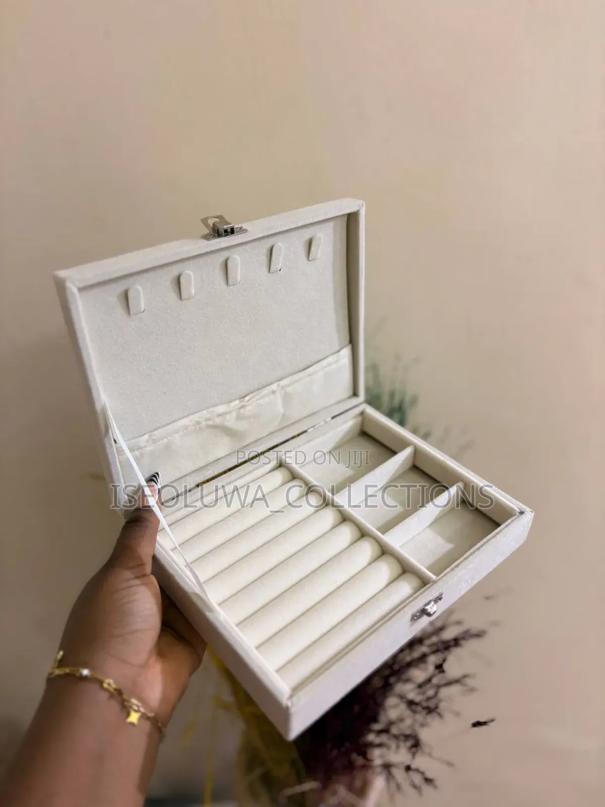 Luxury Velvet Jewelry Box – Elegant Storage Organizer.
