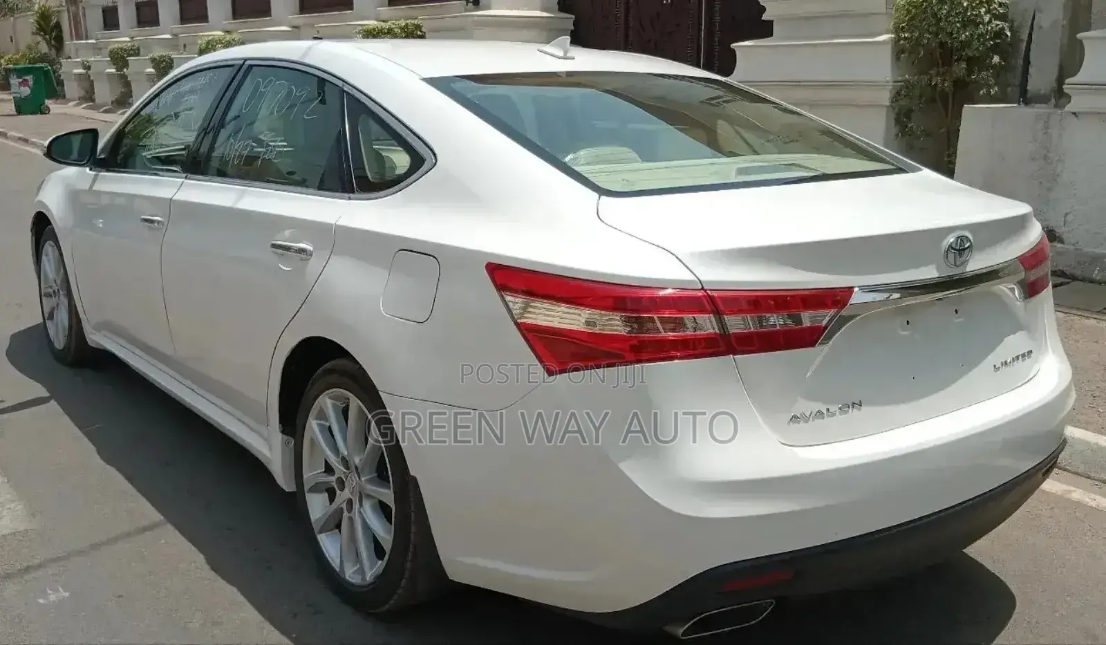 Toyota Avalon Limited 4dr Sedan (3.5L 6cyl 6A) 2014 White