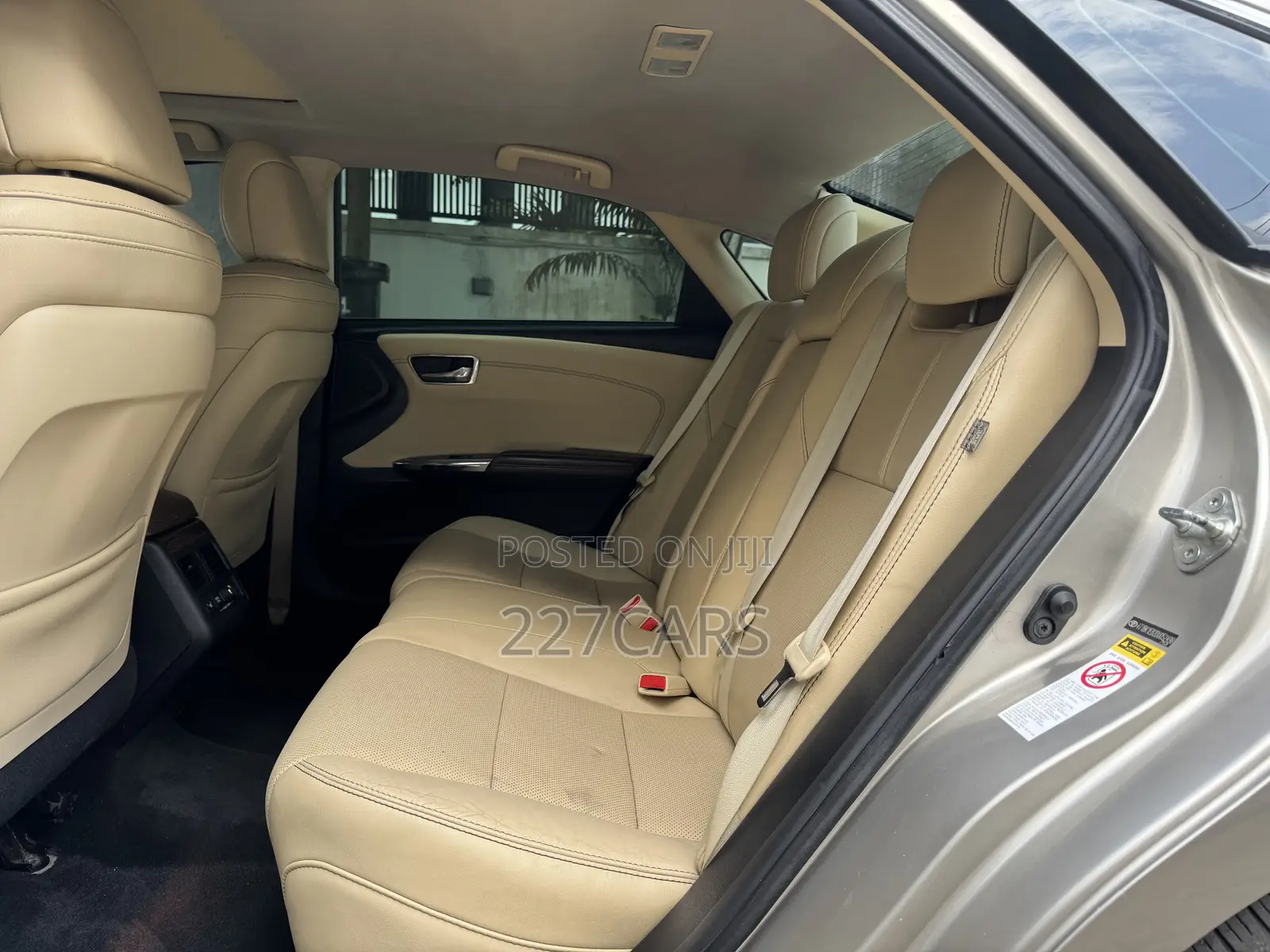 Toyota Avalon Limited Sedan FWD (3.5L 6cyl 6A) 2013 Gold
