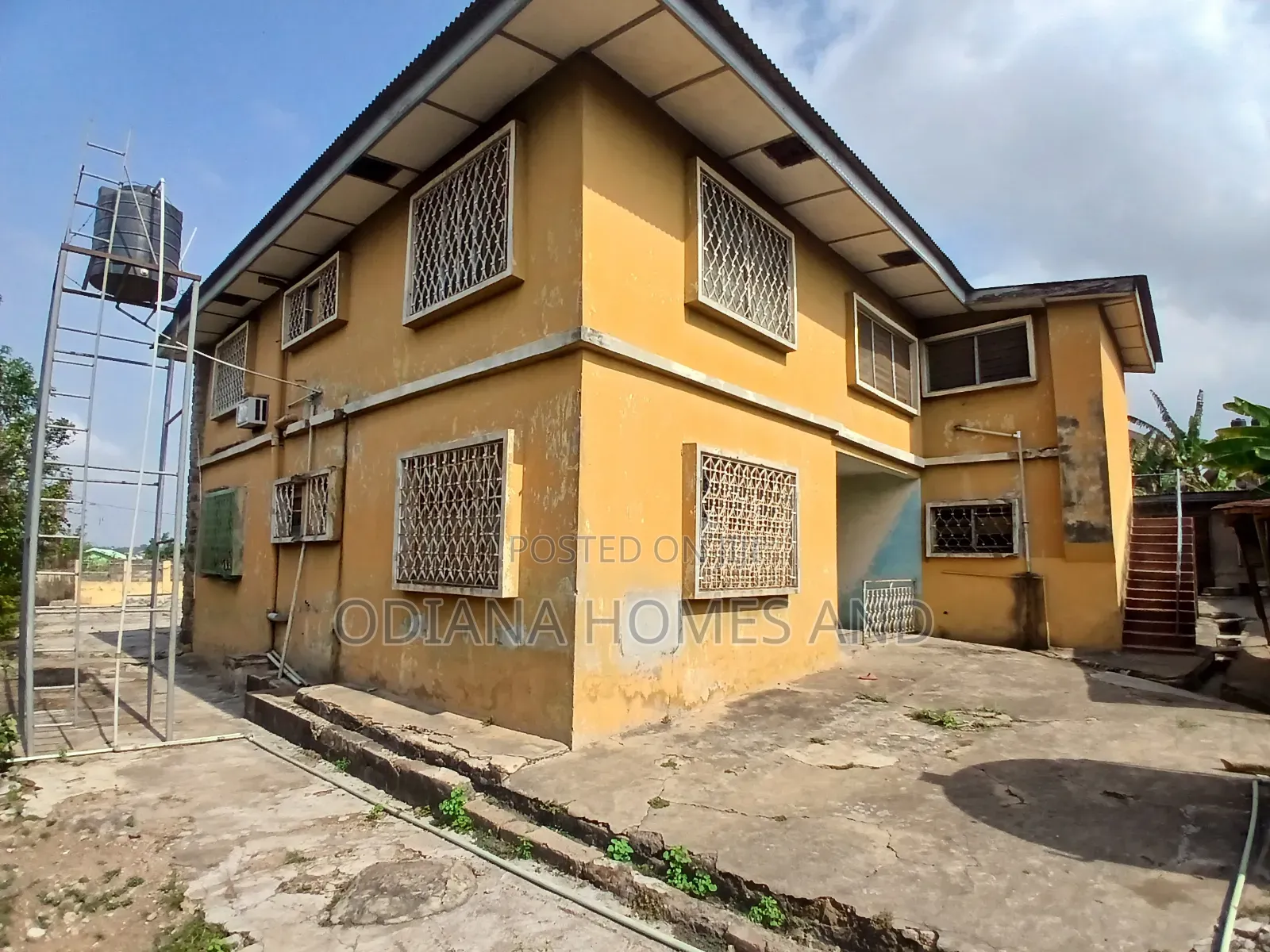 7bdrm Apartment in Behind Brent Mall, Apata for sale