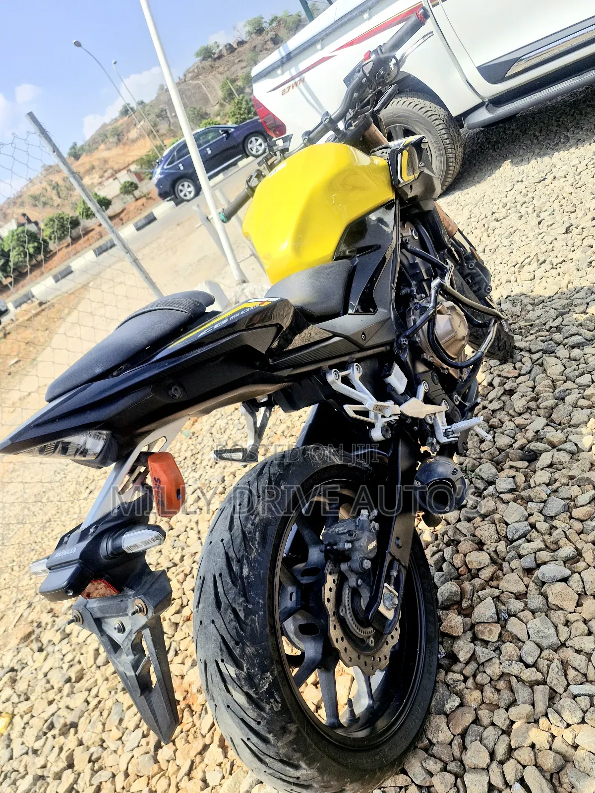 Honda CB 2023 Yellow