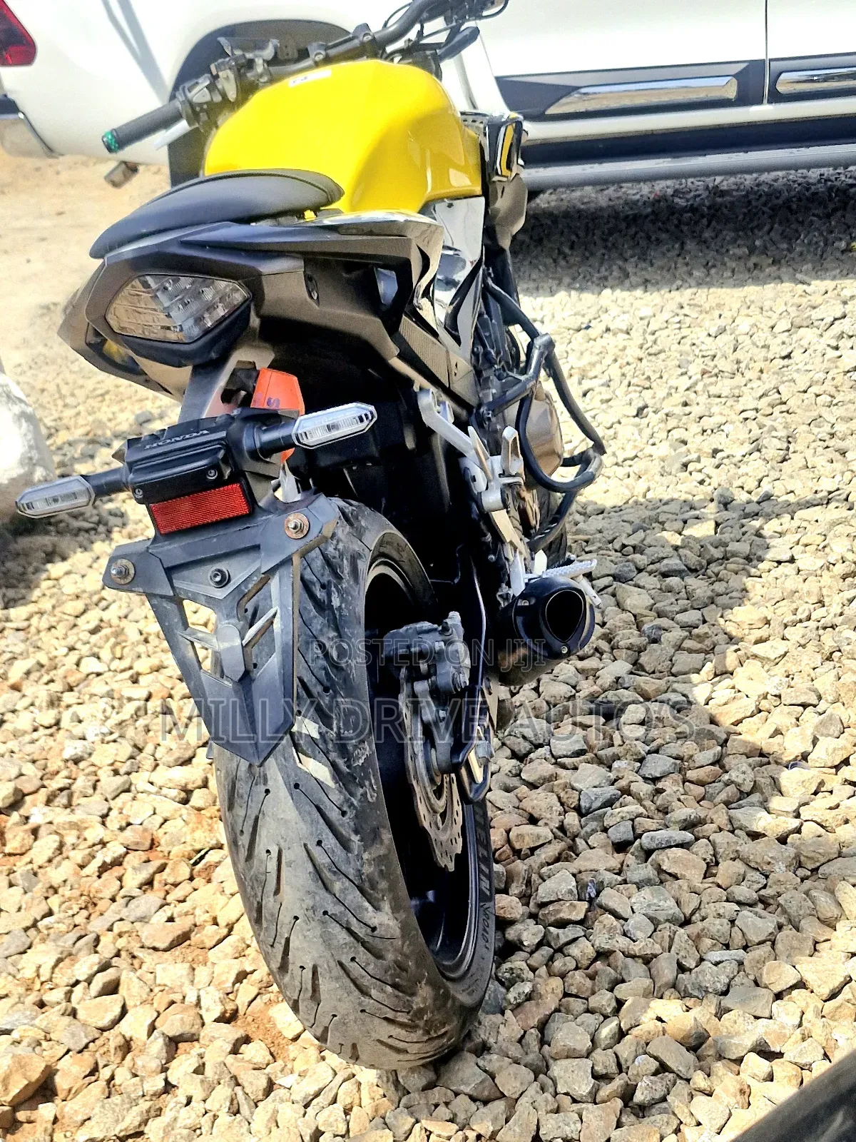 Honda CB 2023 Yellow