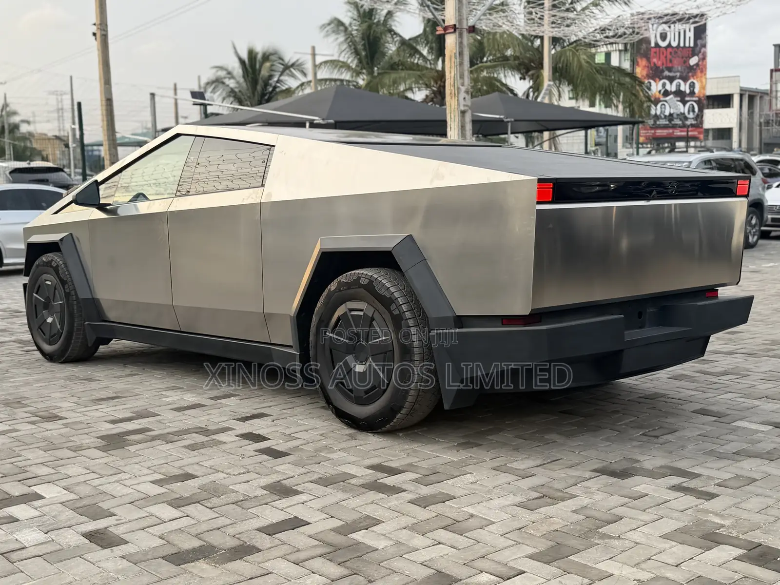 Tesla Cybertruck 2024 Gold