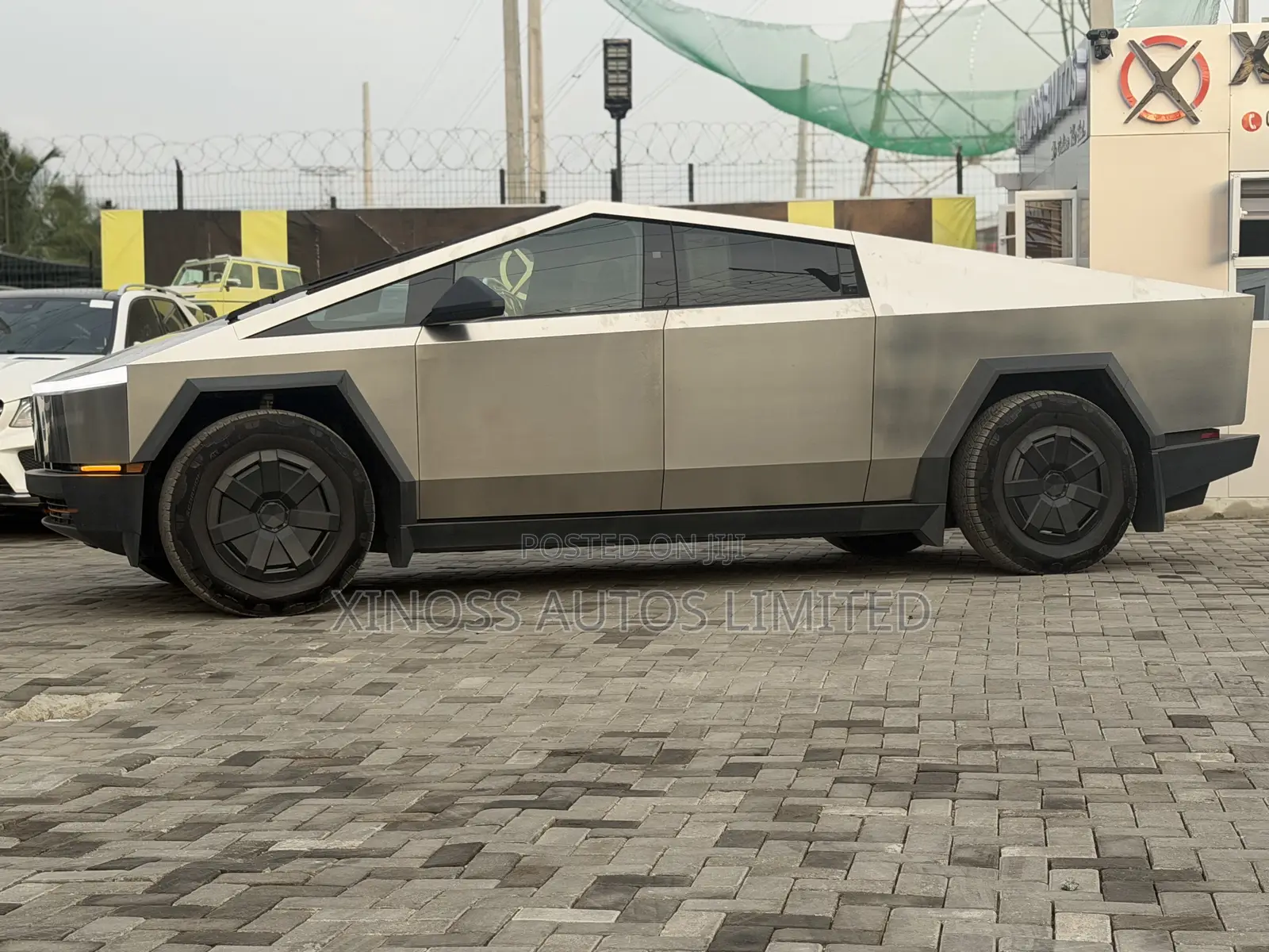Tesla Cybertruck 2024 Gold