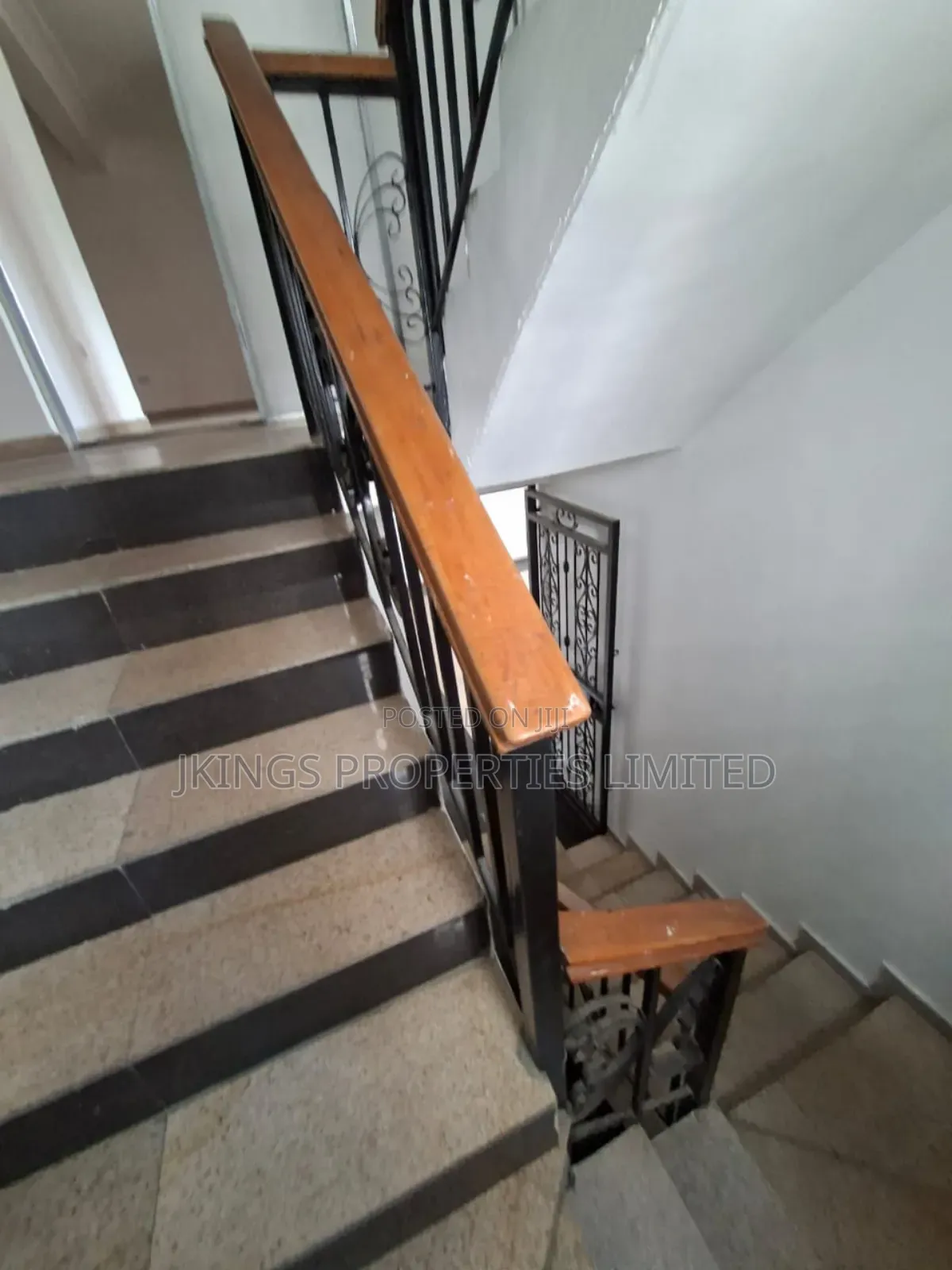 5bdrm Duplex in Mende for sale