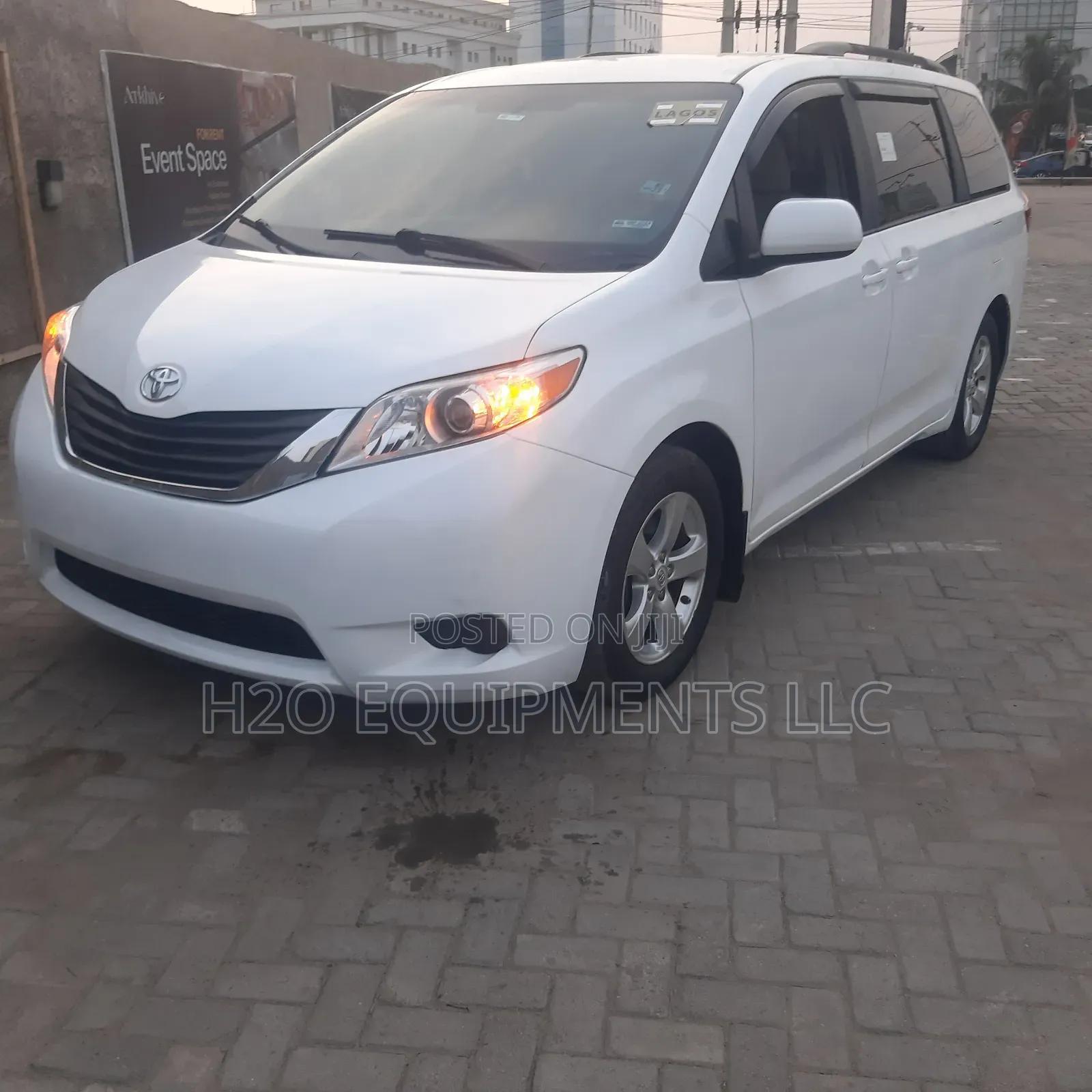Toyota Sienna LE 7-Passenger 4dr Minivan AWD (3.5L 6cyl 6A) 2015 White